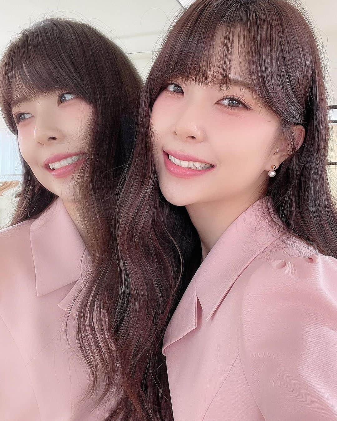 ヘミ のインスタグラム：「혜미 옆에 혜미있다 #민하의소소사소 #에스블랑 브샤촬영 때 찍은 사진이다요^_^* 내일은 #꽃은사절합니다 궁극의 첫공입니다 여러분 많이 오실거쥬..? 저 기다리고있어요….. 🥹🥹」