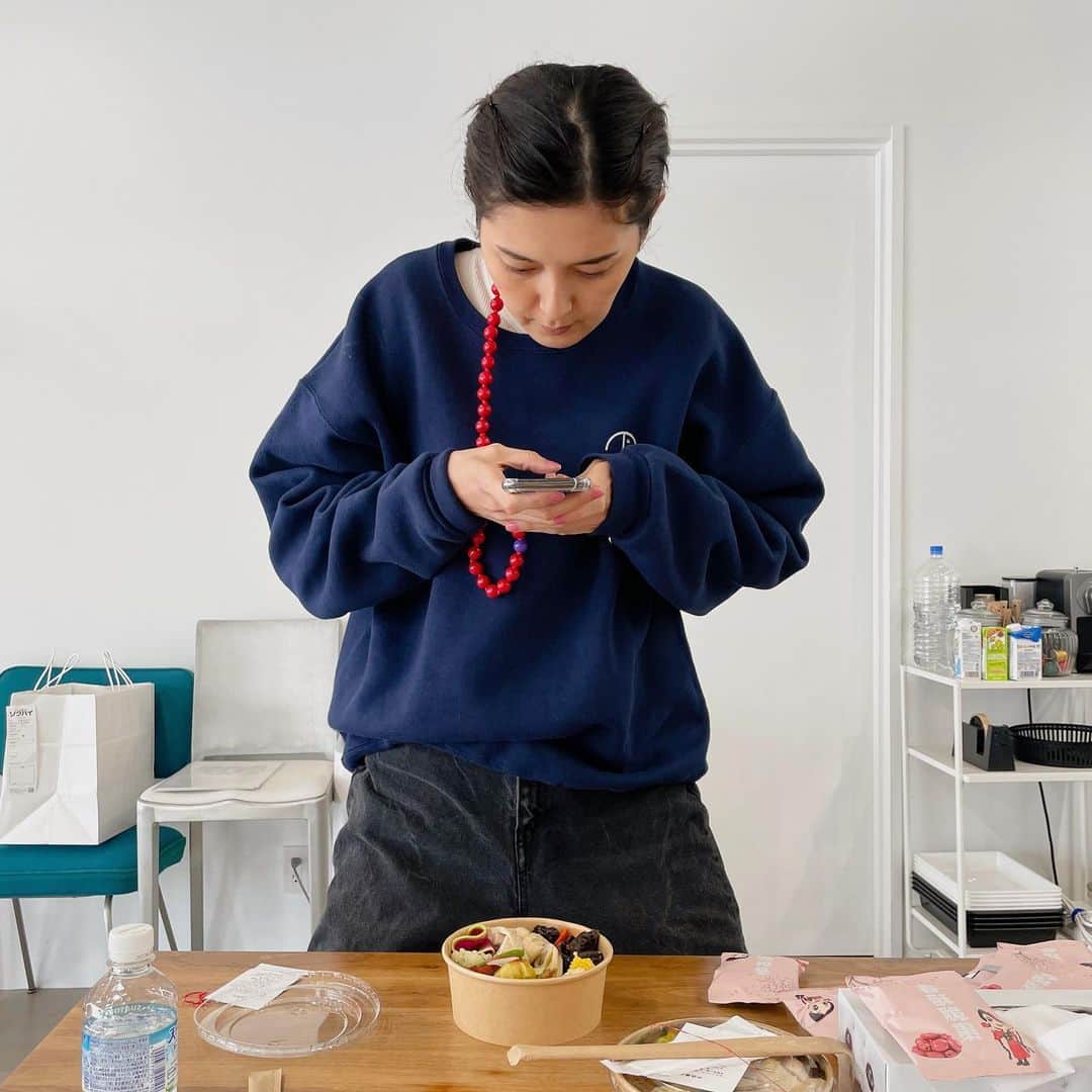 伊藤信子のインスタグラム：「ペロリと食べ終わったマリさんのお弁当😋を真剣に撮るあっこ🍎あ〜今日も楽しかったな🤪 Have a nice weekend!!!」