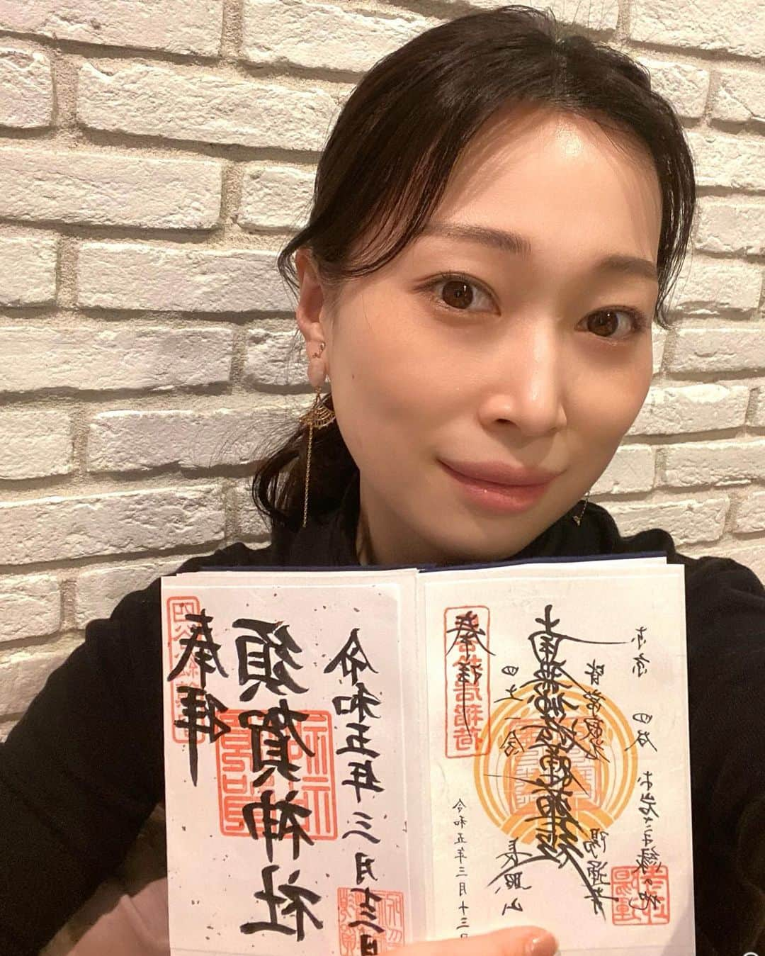 海隼人（有馬佐織）のインスタグラム：「先日、久しぶりに雨の中☔️ 御朱印帳を手に神社⛩へお参りへ🙏✨ とても良いお参りができました👐😊 今度は、是非晴れた日に散歩しながら訪れたいな🌷✨  そして、最近気に入って思わず衝動買いしてしまったベリルの石のイヤリング🧏‍♀️ だがしかぁ〜し！！ ご縁がなかったようで、3回身に付けただけで、どこかへ落としてしまい、自分が歩いた道を探せるだけ探してみたものの見あたらず。。今や片方だけになってしまった🥲 そういうこともある。。よね😭😭😭  #須賀神社 #須賀神社の階段 #君の名は #映画#アニメ #有名な階段 #聖地巡礼 #神社#神社仏閣 #陽運寺#於岩稲荷 #於岩稲荷田宮神社  #御朱印#御朱印帳  #御朱印ガール #不思議な感覚 #不思議な体験 #嬉しい感覚 #合掌#感謝 #ベリル#イヤリング #さようなら #happy#smile #元宝塚#宝塚og #海隼人」