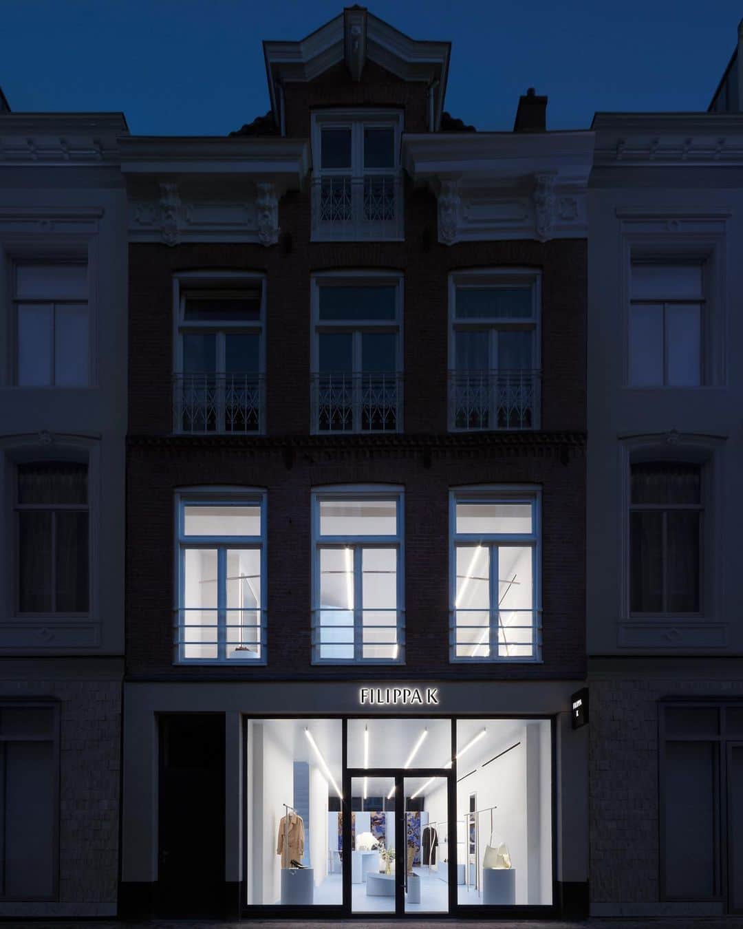 フィリッパコーさんのインスタグラム写真 - (フィリッパコーInstagram)「Night light | Presenting the new Filippa K store in Amsterdam, showcasing the house‘s icy blue hue.  Come visit us at Filippa K, P.C. Hooftstraat 125 for the full experience.  A collaboration with @profan.img Photographed by @studioamosfricke」3月17日 22時42分 - filippa_k