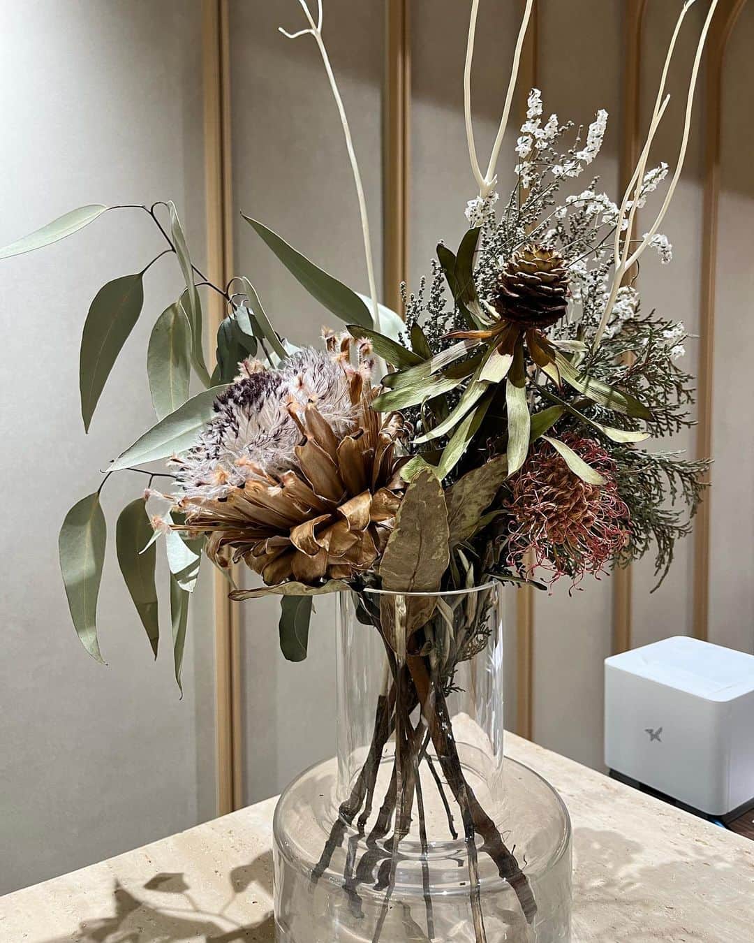 石森虹花さんのインスタグラム写真 - (石森虹花Instagram)「🌿🥀  今日のルナソルのイベントですごく目を惹かれたお花がありました✨ 砂漠をイメージしたのかな？ ドライフラワーと生花の組み合わせも素敵です💐 存在感がすごい…！  #ルナソル #ドライフラワー#フラワーアレンジメント」3月17日 22時47分 - ishimori_nijika