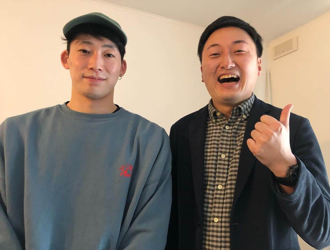 宮澤奎太のインスタグラム：「今回の「宮澤ケータのスポーツ愛」では、 熊本ヴォルターズのスピードスター・長島蓮選手をご紹介しました！  この特集を企画したのは、 １２月から携わらせて頂いている バスケットLIVEの実況をしている中で、 「見ていてなんてワクワクする選手なんだ…」と 思ったのがきっかけでした。  お話を聞くと、これまでのバスケ人生、現在、そして、休みの過ごし方まで、本当に魅力的な方でした… (埼玉の話、もっとしたかったです笑)  貴重なオフの日まで、取材させて頂き ありがとうございました！！  #熊本ヴォルターズ #長島蓮 選手 #リング下を切り裂くスピードスター #趣味は洗濯とHIPHOP #1997年3月3日生まれ #実は同い年 #KKT #アナウンサー #宮澤奎太」