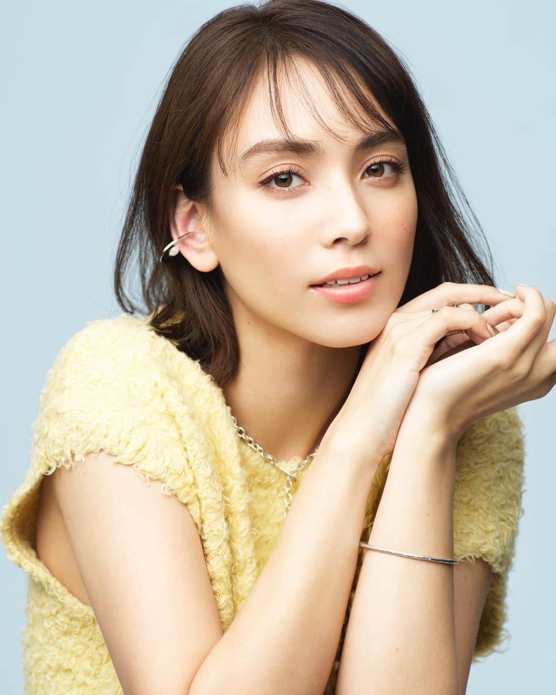 長山一樹のインスタグラム：「編集長滝沢カレンと題して、カレンさんが実際編集企画を考えて作るファッションページ、「カレンがこの春着たい服」Oggi4月号にて撮影させていただきました。  @oggi_mag  Model @takizawakarenofficial  Stylist @sk_120  Hair @kanbe61  Photographer @kazuki_nagayama   #oggi  #photography #portrait #hasselblad #midiumformat #写真  #ポートレート #ハッセルブラッド #中判カメラ #長山一樹  #kazukinagayama」