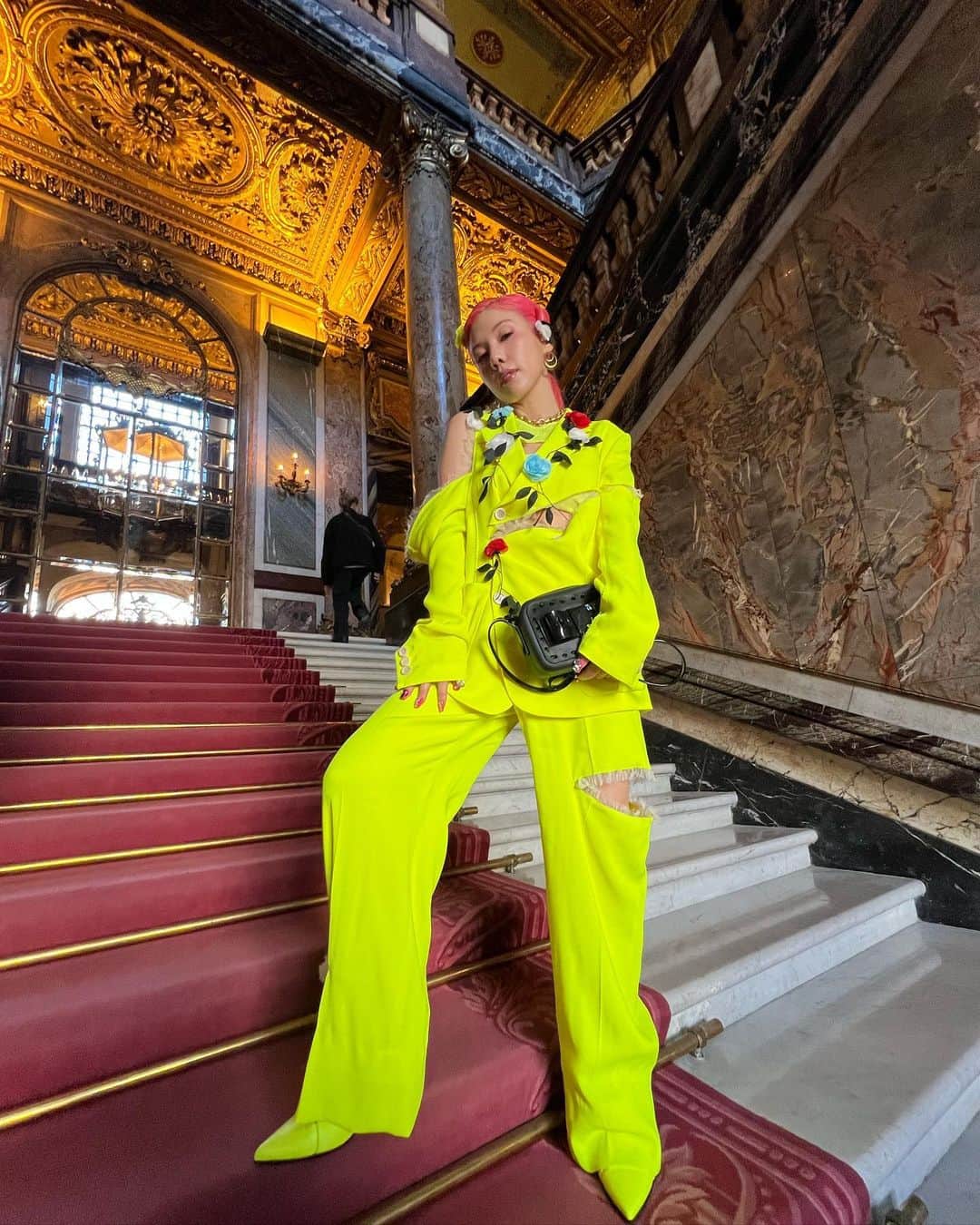 仲里依紗のインスタグラム：「パリコレ日記🇫🇷  自ら行きたいと事務所に掛け合い頼み込みフライトもホテルも調べあげまくり 夢叶った今回のパリコレ🥹✨ 関わってくださったみなさんに大感謝🎀  Diorのつぎは 👇 アンダーカバー🔥🔥🔥  @undercover_lab  #parisfashionweek  #undercover」