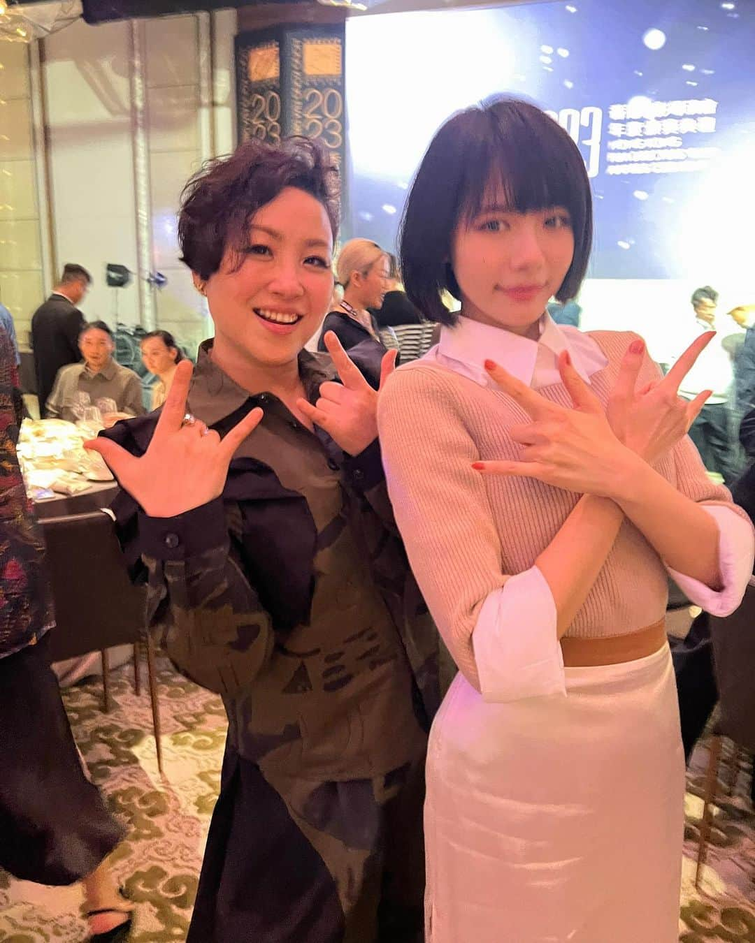 リン・ミンチェンさんのインスタグラム写真 - (リン・ミンチェンInstagram)「香港電影導演會晚宴💫 Thanks for having me last night🥰🥰 昨日毒舌攻心齊聚一堂❤️ 但少了bb大律師和Josephine 真的很謝謝超sweet的 @l_for_louise 在我和偶像 @sammi_chengsauman 拍照時幫我打光把關 避免又出現發光體現象🥹😘  Hair @barthairarthk  Styled by @hazel_lcm Outfit, Earrings, Handbag: #Fendi #FendiSS23 #FendiPeekaboo  Heels: @Louboutinworld #ChristianLouboutin」3月17日 22時55分 - minchen333