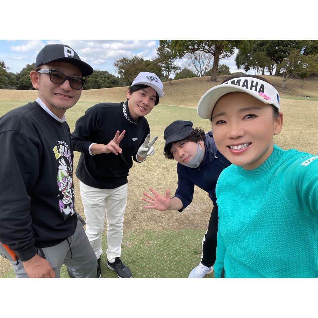 有村智恵さんのインスタグラム写真 - (有村智恵Instagram)「また、新たなゴルフ友達が増えました☺︎ めちゃくちゃ久しぶりのポルノグラフィティ晴一さん（私の古くからのファンの方ならわかってくれるはず）が、 今回初めましてのflumpoolの山村さんと阪井さんを誘ってくれて、一緒にゴルフが出来ました😊  ゴルフは性格がよく出るとは言いますが、御三方が醸し出す雰囲気だったり会話だったり打つ前の独り言（笑）などなど、どこのどの場面を切り取っても素敵だなぁと思う瞬間ばかりでとっても楽しい１日でした🥰🥰  それにしても、色んな業界の方々がゴルフを好きでいてくれて、そのおかげで私は色んな方と出会えて、知らない世界の話をたくさん聞けて、とっても幸せな職業だなぁとしみじみ思います☺︎  また行ける日を楽しみに！ 私も練習頑張らねば😂  #ポルノグラフィティ #flumpool  #目指せミュージシャン界のゴルフ王 #私ももっとゴルフの理論を勉強します」3月17日 22時57分 - chiearimura
