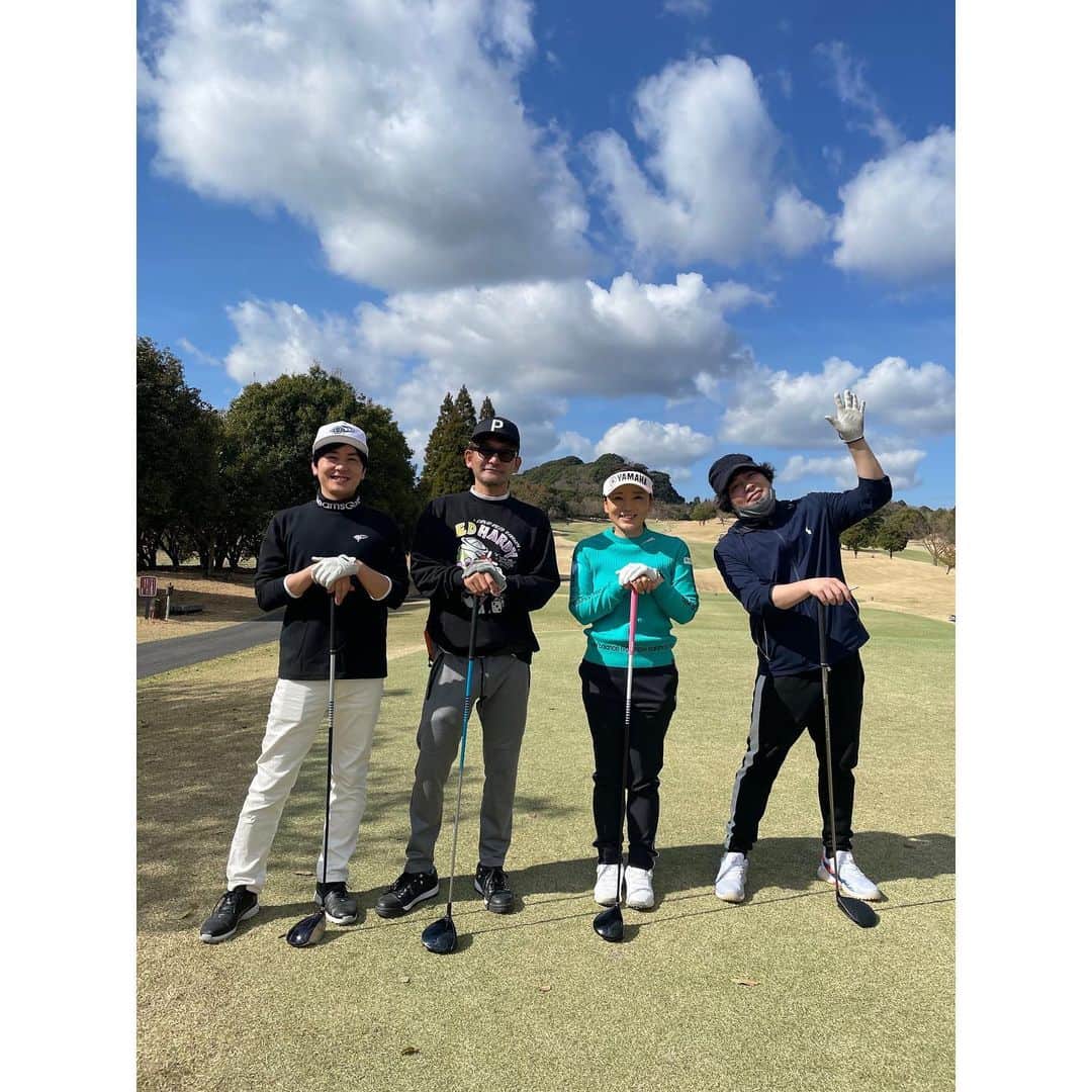 有村智恵さんのインスタグラム写真 - (有村智恵Instagram)「また、新たなゴルフ友達が増えました☺︎ めちゃくちゃ久しぶりのポルノグラフィティ晴一さん（私の古くからのファンの方ならわかってくれるはず）が、 今回初めましてのflumpoolの山村さんと阪井さんを誘ってくれて、一緒にゴルフが出来ました😊  ゴルフは性格がよく出るとは言いますが、御三方が醸し出す雰囲気だったり会話だったり打つ前の独り言（笑）などなど、どこのどの場面を切り取っても素敵だなぁと思う瞬間ばかりでとっても楽しい１日でした🥰🥰  それにしても、色んな業界の方々がゴルフを好きでいてくれて、そのおかげで私は色んな方と出会えて、知らない世界の話をたくさん聞けて、とっても幸せな職業だなぁとしみじみ思います☺︎  また行ける日を楽しみに！ 私も練習頑張らねば😂  #ポルノグラフィティ #flumpool  #目指せミュージシャン界のゴルフ王 #私ももっとゴルフの理論を勉強します」3月17日 22時57分 - chiearimura