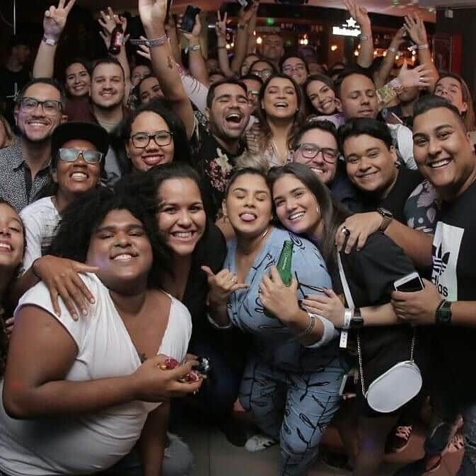 Preta Gilのインスタグラム：「Hoje é Dia do Fã, mas pra falar a verdade, eles já são como minha família há anos!!!  A nossa relação é de muito respeito e admiração, sempre foi e sempre será!!! Eles estão sempre comigo e todos os dias eles tem me enviado mensagens lindas, fazendo de tudo para eu me sentir bem e melhor!!!  Se eu cheguei até aqui, é porque eles estavam! A imensidão desse amor me faz ir além, muito além e sou muito grata por cada abraço, beijo e cheiro!!!  E como não cabe todo mundo neste post, separei algumas fotos para representar um pouquinho dos meus Dengos espalhados pelo Brasil! Amo vocês infinito, não vejo a hora da gente se reencontrar e celebrar minha cura!!! Feliz dia, meus amores ❤️」
