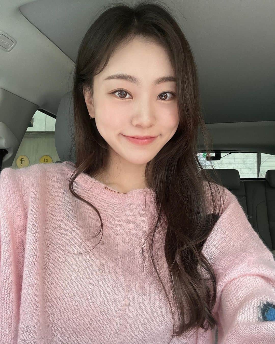 のインスタグラム：「. 기분이 좋은날엔 핑크색을 입었었는데,」