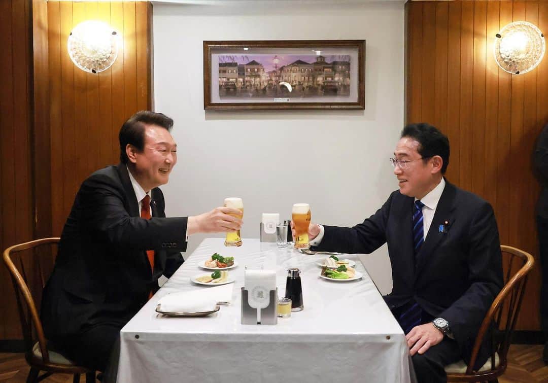 岸田文雄のインスタグラム：「昨日、韓国のユン大統領と銀座の煉瓦亭でオムライスを食べた時の写真です。  #岸田文雄 #きしだふみお  #内閣総理大臣  #銀座 #煉瓦亭  #オムライス #この後 #一口サイズ  #ユン大統領 #好物」