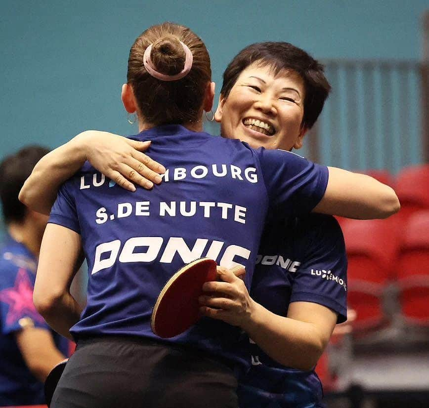 DE NUTTE Sarahのインスタグラム：「Game over in the Quarterfinal (1:3) against Chen Meng/Wang Yidi 🇨🇳, sad not to have used the setball in the first set but happy with our overall performance 😊  Thanks to everyone for their support ❤️」