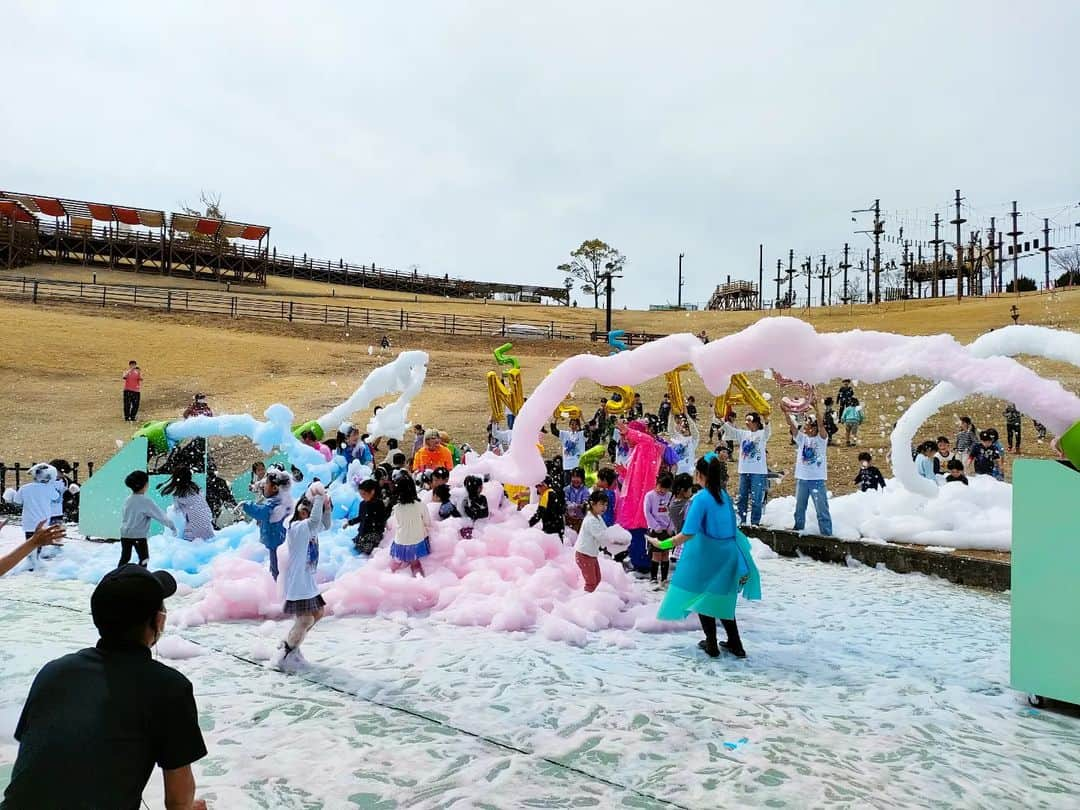 林智美 さんのインスタグラム写真 - (林智美 Instagram)「ネスタリゾート神戸5周年の開幕を祝う プレスイベントにお邪魔しました🎊  合言葉の「よろこべ！本能」の言葉通り、 体の奥からワクワクが込み上げてくるイベント🎉  子供ちゃんたちが本当に楽しそうで、 その様子にもとっても癒やされました✨  明日からスタートですよ、 皆さま是非☺  #ネスタリゾート神戸 #ネスタリゾート #テーマパーク #5周年 #5周年イベント #よろこべ本能 #HiFiveParty #プレスイベント #大自然 #キャンプ #アスレチック #春休み #お出かけ #子供連れ #家族旅行 #神戸旅行  #神戸 #kobe #三木市」3月17日 23時11分 - h_tomomi_i