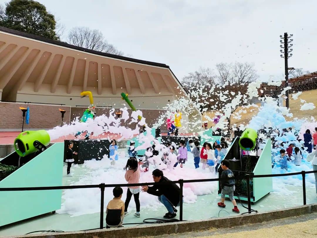 林智美 さんのインスタグラム写真 - (林智美 Instagram)「ネスタリゾート神戸5周年の開幕を祝う プレスイベントにお邪魔しました🎊  合言葉の「よろこべ！本能」の言葉通り、 体の奥からワクワクが込み上げてくるイベント🎉  子供ちゃんたちが本当に楽しそうで、 その様子にもとっても癒やされました✨  明日からスタートですよ、 皆さま是非☺  #ネスタリゾート神戸 #ネスタリゾート #テーマパーク #5周年 #5周年イベント #よろこべ本能 #HiFiveParty #プレスイベント #大自然 #キャンプ #アスレチック #春休み #お出かけ #子供連れ #家族旅行 #神戸旅行  #神戸 #kobe #三木市」3月17日 23時11分 - h_tomomi_i