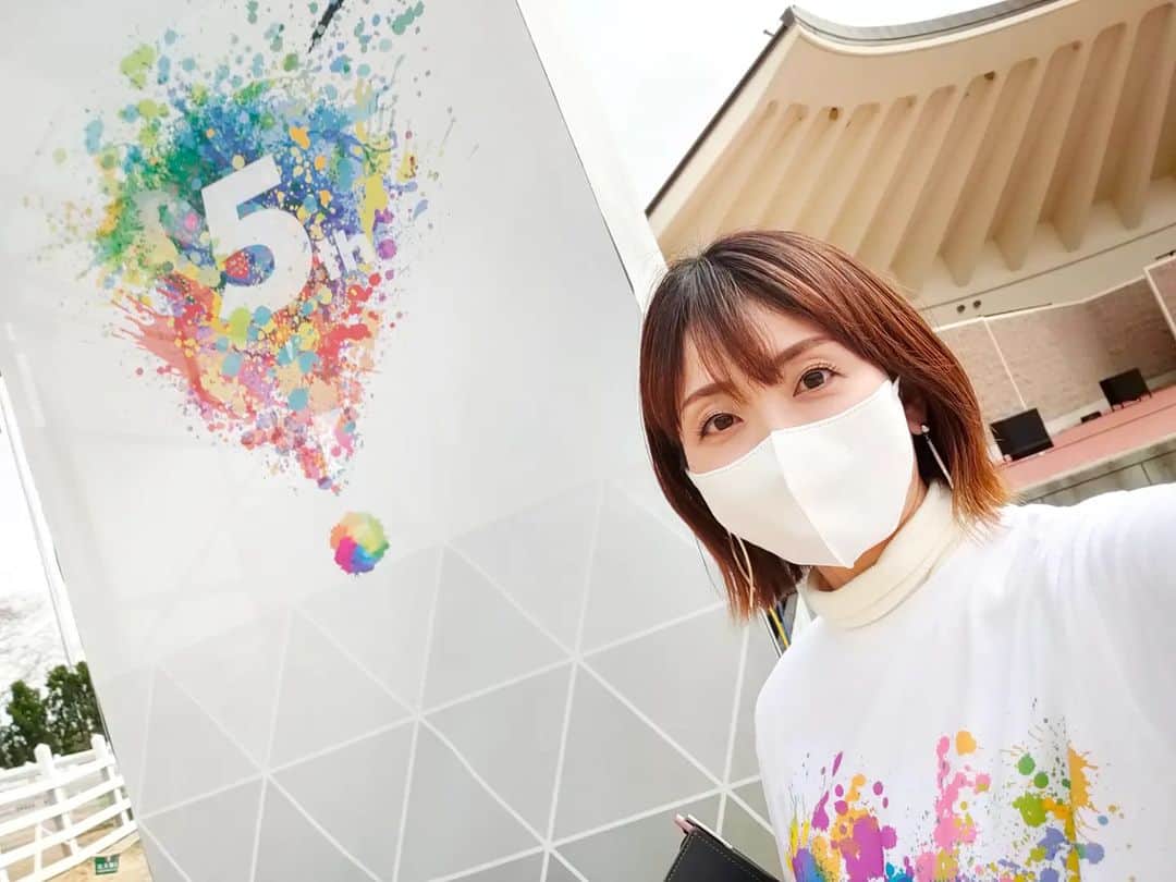 のインスタグラム：「ネスタリゾート神戸5周年の開幕を祝う プレスイベントにお邪魔しました🎊  合言葉の「よろこべ！本能」の言葉通り、 体の奥からワクワクが込み上げてくるイベント🎉  子供ちゃんたちが本当に楽しそうで、 その様子にもとっても癒やされました✨  明日からスタートですよ、 皆さま是非☺  #ネスタリゾート神戸 #ネスタリゾート #テーマパーク #5周年 #5周年イベント #よろこべ本能 #HiFiveParty #プレスイベント #大自然 #キャンプ #アスレチック #春休み #お出かけ #子供連れ #家族旅行 #神戸旅行  #神戸 #kobe #三木市」