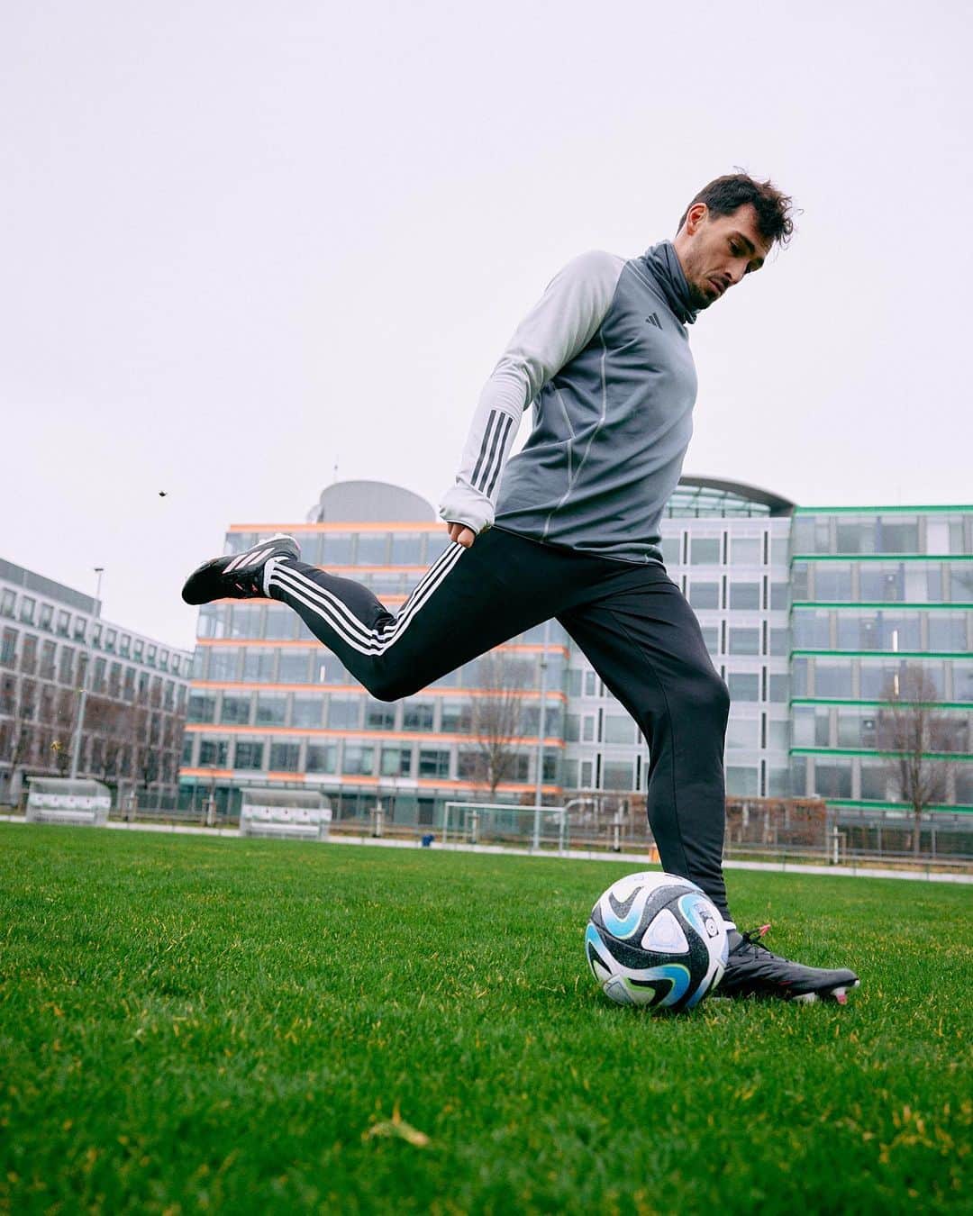 マッツ・フメルスのインスタグラム：「☄️🎯 @adidas_de  #adidasFootball  #createdwithadidas」