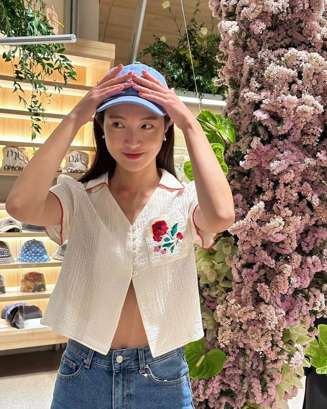 イ・ハウンのインスタグラム：「봄이 왔음을 실감했던 하루🌷겨울을 좋아하지만 이거면 됐어 그만 추워도 될 것 같아.....  (내일부터 한남동에서 뮤제드 @mused_official 팝업이 시작된대요! 들어가는 순간부터 봄 그 자체니까 꼭꼭 가보기!🫐🍾🍋)」