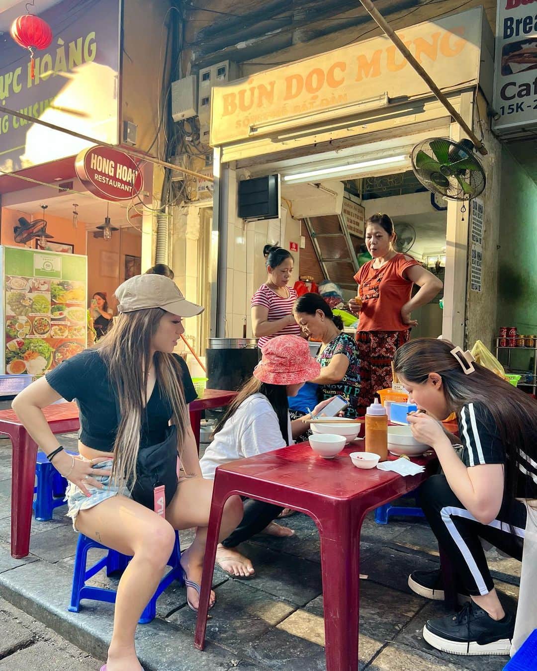 Akiのインスタグラム：「. 路肩で皿洗うタイプの店🇻🇳 . . . . . . . . . #ベトナム #ハノイ #ベトナム旅行 #ハノイ旅行 #vietnam #hanoi #vietnamtravel #🇻🇳」