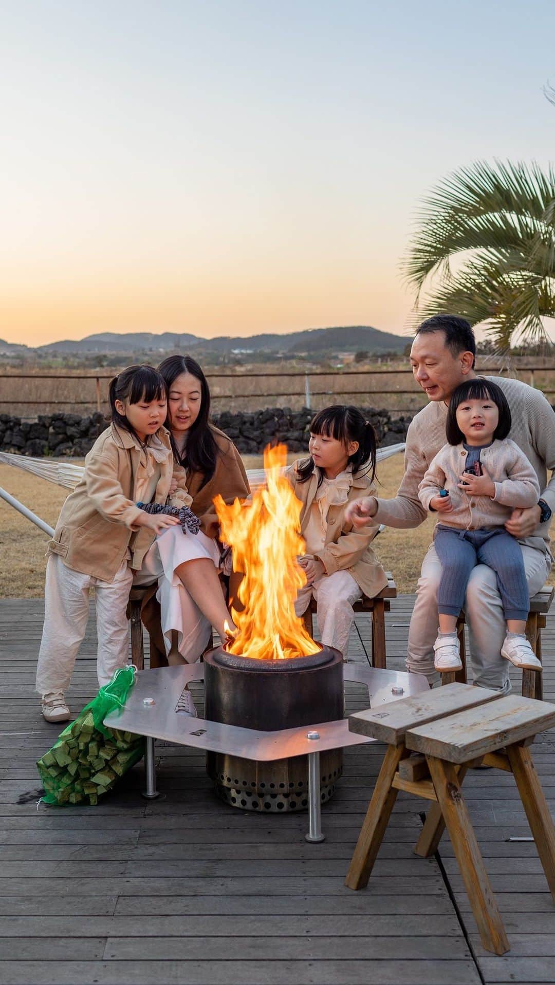 MOMOツインズのインスタグラム：「First night at the beautiful @aroundfollie campsite with a bbq and campfire in our villa. It’s the start of spring and the weather is just perfect for chilling outdoors! @stayfolio_global #stayfolio #lllgoestojeju」