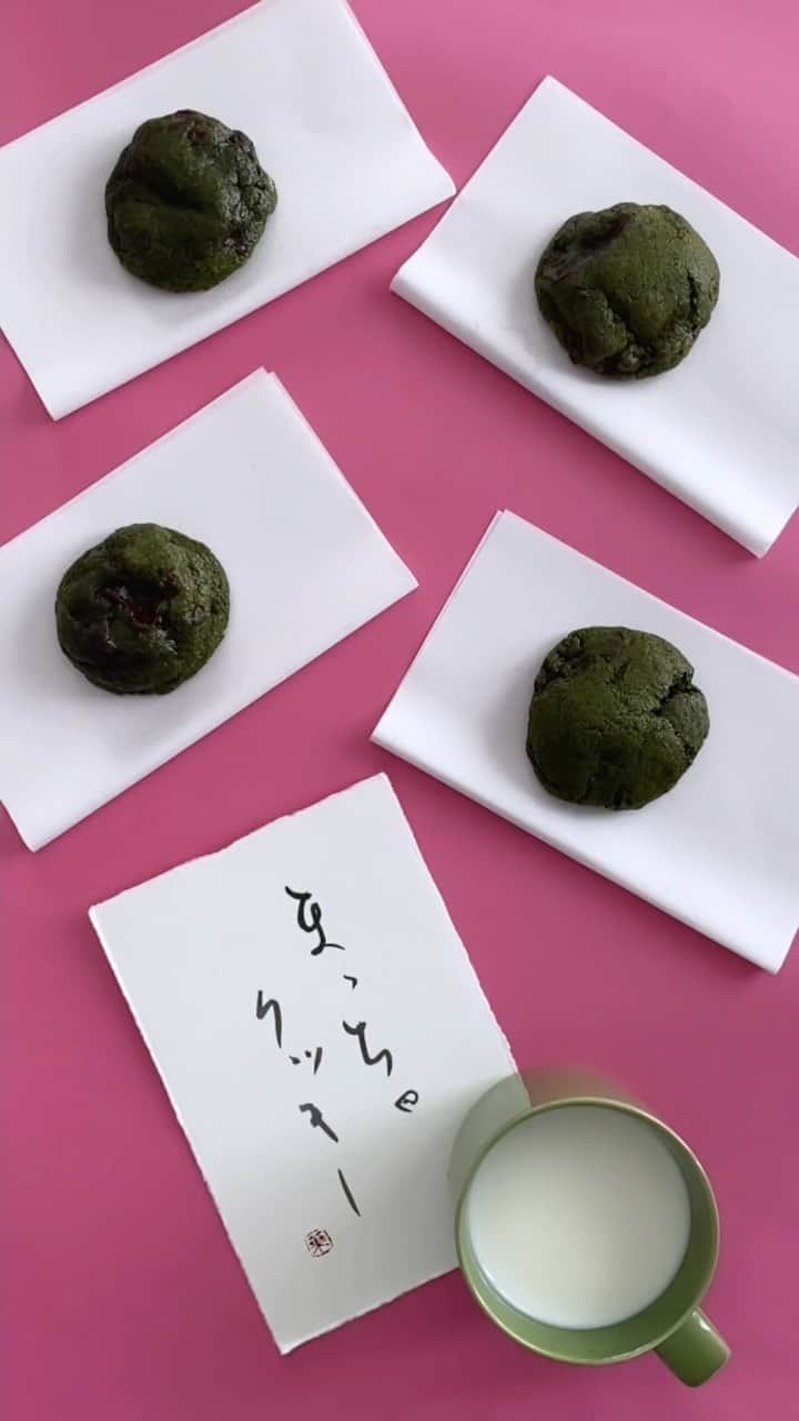 福田淳子のインスタグラム：「Special matcha cookies with spring color is the season essentials. Celebrate the beauty of the season with traditional sweets and milk!! Sweets tea time always make your season happy 😃  Check recipe on YouTube.  https://youtu.be/_-Lf3wEPJWM  Sweet and styling @junjunfukuda  Calligraphy and Styling @toufuhayama   #calligraphyart #japanesecalligraphy#calligraphystyling#calligraphycordinate #junkofukuda #抹茶のおやつ #抹茶のおやつ100 #抹茶クッキー」