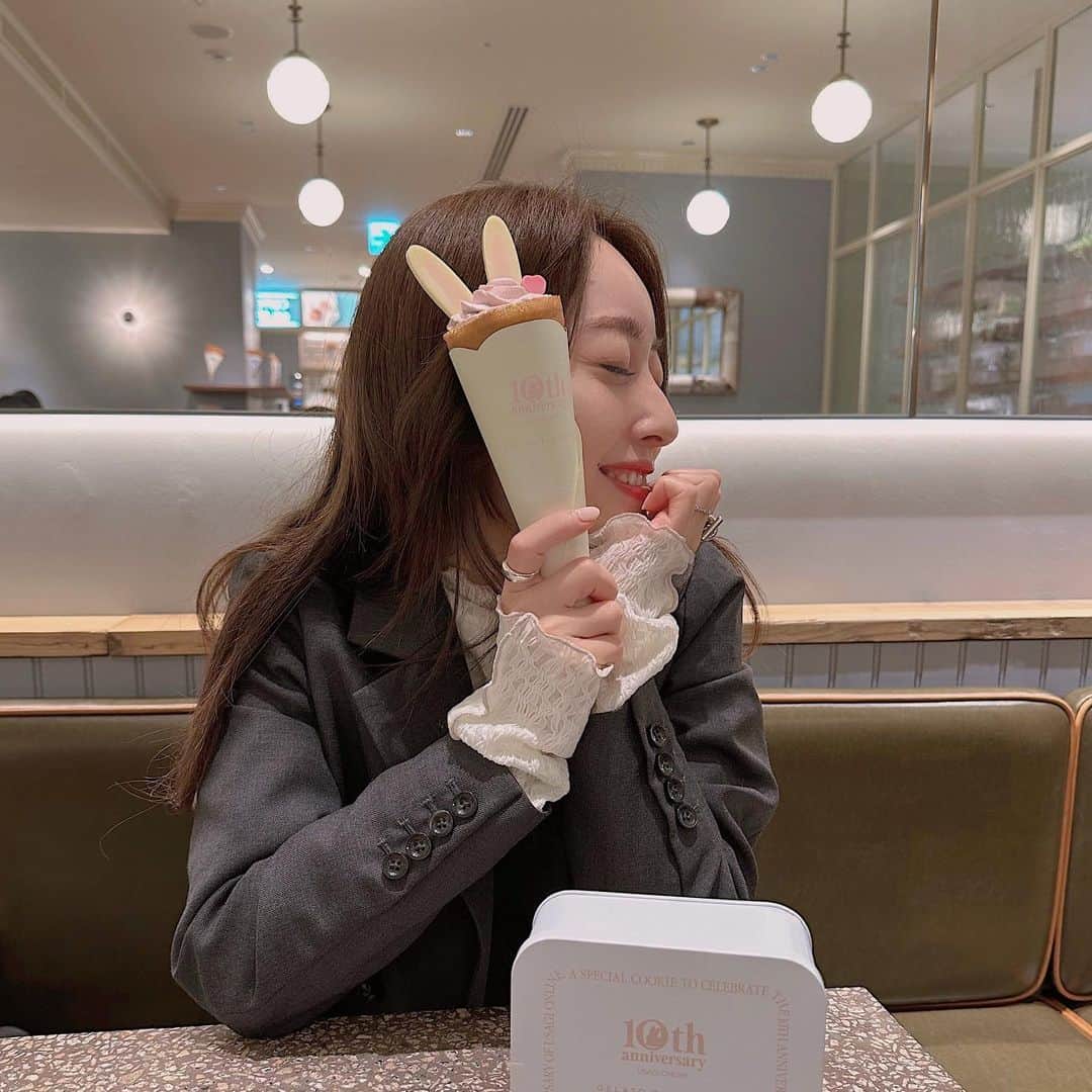 小祝麻里亜のインスタグラム：「先日はお休みだったので友達とジェラートピケカフェにいってきました🐇🪺🥕 目的はUSAGI ONINE10周年のコラボクレープ😋うさ耳も包み紙もかわいすぎませんっ？イースタークレープはいちごジャム🍓やアイスが入っていたりと、ボリュームたっぷりで美味しかった♡  可愛いクッキー缶もお持ち帰りしました🍪⸒⸒   コラボ期間は3/17~4/23で、 ウサギオンラインでお買い物、またはジェラートピケカフェでイースターメニューを購入するとコラボARフィルターとオフクーポンがもらえるみたい😊ハッシュタグ使ったプレゼントキャンペーンもやっているみたいなので、詳しいことはサイトをご覧くださいっ🪄*｡ﾟ  ． ． ＿＿＿＿＿＿ #카페 #카페추천 #카페스타그램 #도쿄카페 #カフェ活 #東京カフェ #表参道カフェ #tokyocafe#gelatopiquecafe #usagionline_10th #usagionline」