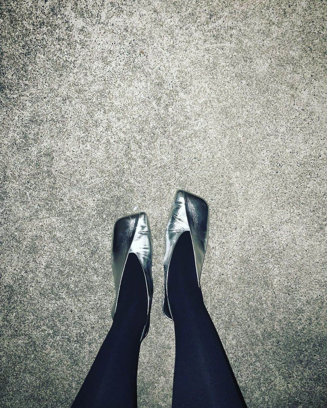 二ノ宮和佳子のインスタグラム：「Good for night path🪩 gn🌙  #metalic #sandal #jilsander」