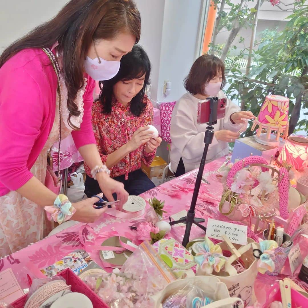 渡辺めぐみさんのインスタグラム写真 - (渡辺めぐみInstagram)「今日は、優ちゃんとpinkのイベントに遊びに行きましたよ🙂⤴️  物づくりの大好きな人、是非、行ってみてください。  優ちゃんは、前からやりたかったリボンレイをやり、パイナップルを作ってました🙂⤴️⤴️  可愛いものも、沢山売っているので楽しいですよ🫰🫰🫰  場所は、、中目黒レンタルスペースさくらです❢  ピンクは、ウキウキワクワクしますね💕  さくらも咲いて、桜を眺めながら作品を作りませんか？  明日、明後日19日迄開催してます🙂  お時間のある方、足ん運んでみてね🙂👍  #ピンク #さくら #ものづくり #ウキウキワクワク #instagramjapan  #instagramgood  #instagramlike  @yuyuhayami  @ipolani_yoko  @pinkpink_megurogawa」3月17日 23時32分 - meguheart