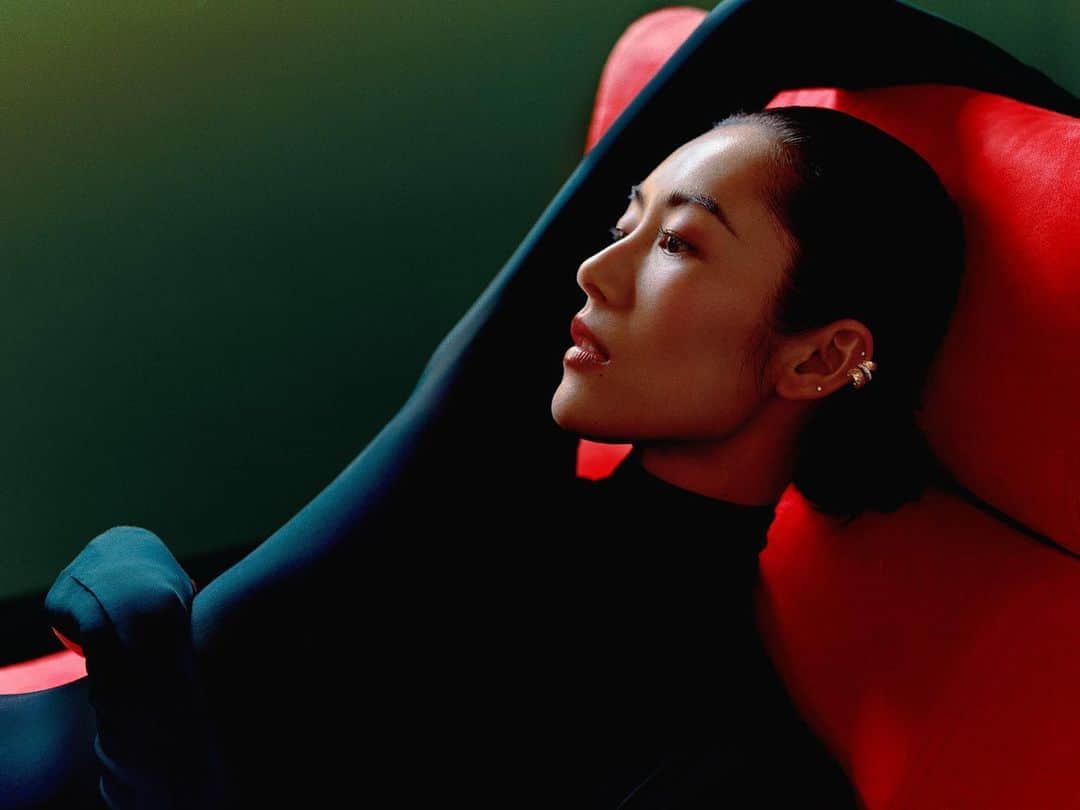 リウ・ウェンのインスタグラム：「Lounging (In a luxe way 🤭)」