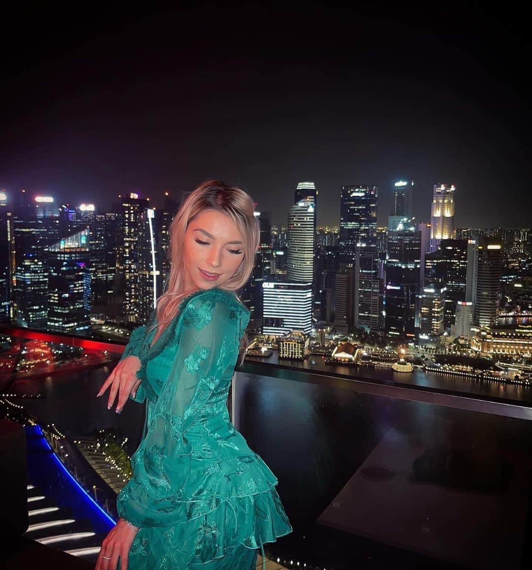 ベルナデッテ・スッチさんのインスタグラム写真 - (ベルナデッテ・スッチInstagram)「Singapore vibes 🤩 #enjoy #enjoylife #enjoybeautifulview #smile #behappy #happylife #moments #momentalikethese #💚」3月17日 23時36分 - szocsbernadettecynthia