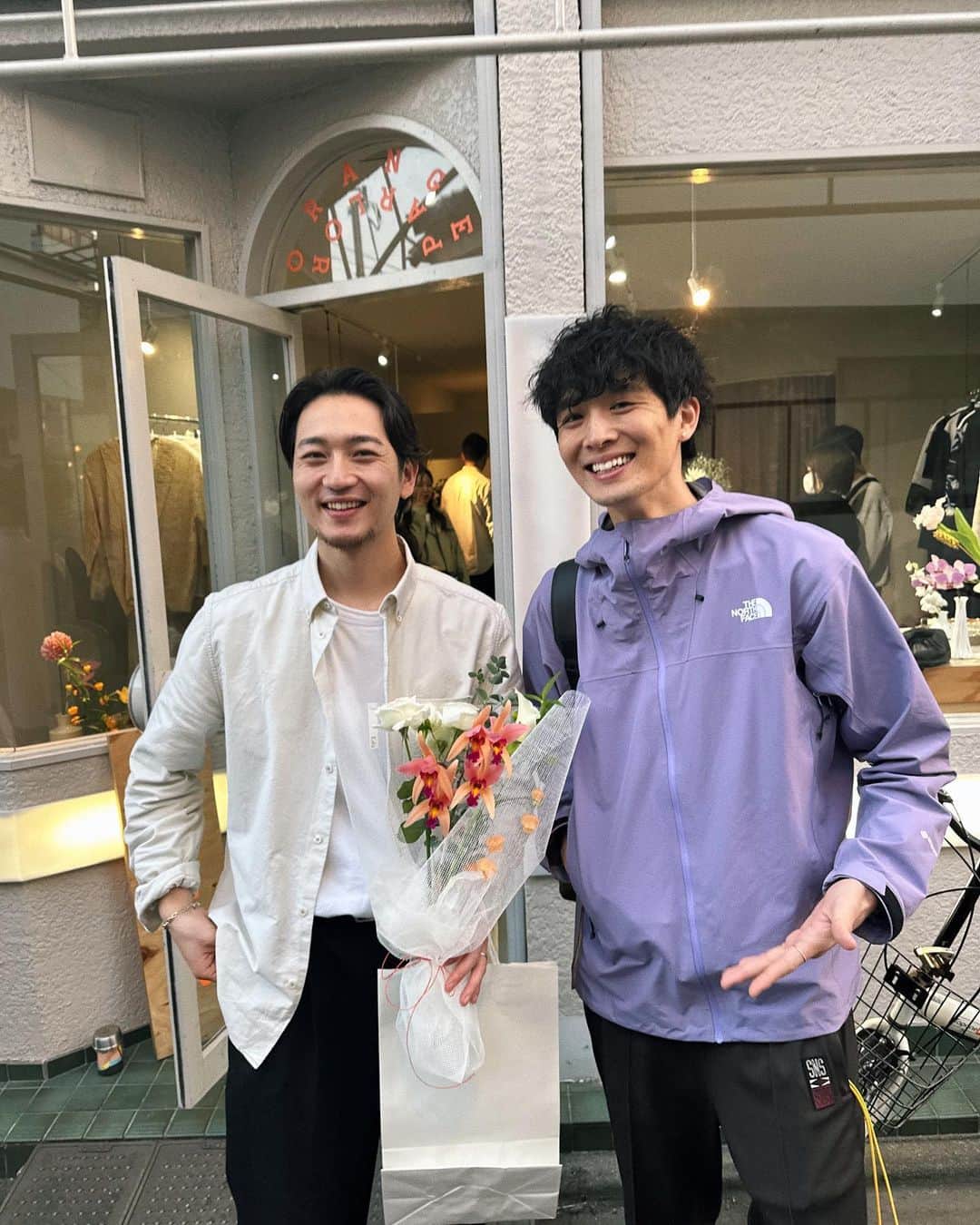 上杉圭哉さんのインスタグラム写真 - (上杉圭哉Instagram)「@eda.flowers_____  @hvit____vintage   POP UPお越しいただきありがとうございました🥲  お陰様で沢山の方々にお越しいただけました。  花束を作りお見せした時にお客様が笑顔になる瞬間、お花達を持って帰る後ろ姿をみて、このイベントを開催して心の底からよかったと思いました😌  また、全員載せれなかったのですが友人の方々も僕らの為に足を運んで会いにきてくれてめっちゃ嬉しかったです🥲  そして、今回一緒にPOP UPをしてくれた @kaori___0305  本当にありがとうございました😊 また、一緒にできる事を楽しみにしています🫶🏻 #eda#hvit #花屋#イベント#popup」3月17日 23時45分 - keiya_uesugi