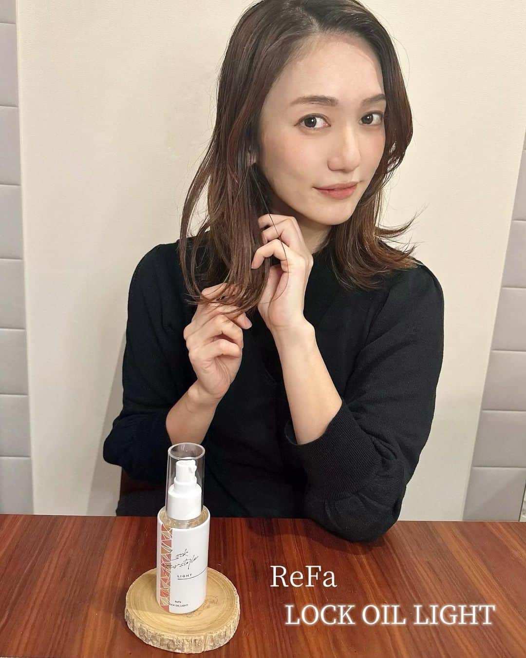 のインスタグラム：「ᵕ̈*･:* ReFa LOCK OIL LIGHT *･･  リファのヘアオイル！カールのキープ力が凄い✨  ストレートも巻き髪も長時間ロック！！  熱が冷めるスピードが早いことでキープされやすいそう👌  しかも熱を味方にしてダメージ補正もしてくれる☺️  髪の表面に残らずに内側に浸透。  ツヤ感も出るよ〜✨  #リファ #ReFa #ヘアオイル #リファロックオイル #ヘアケア #美容 #コスメ #スキンケア #オイル #ヘアスタイル #skincare #hair」