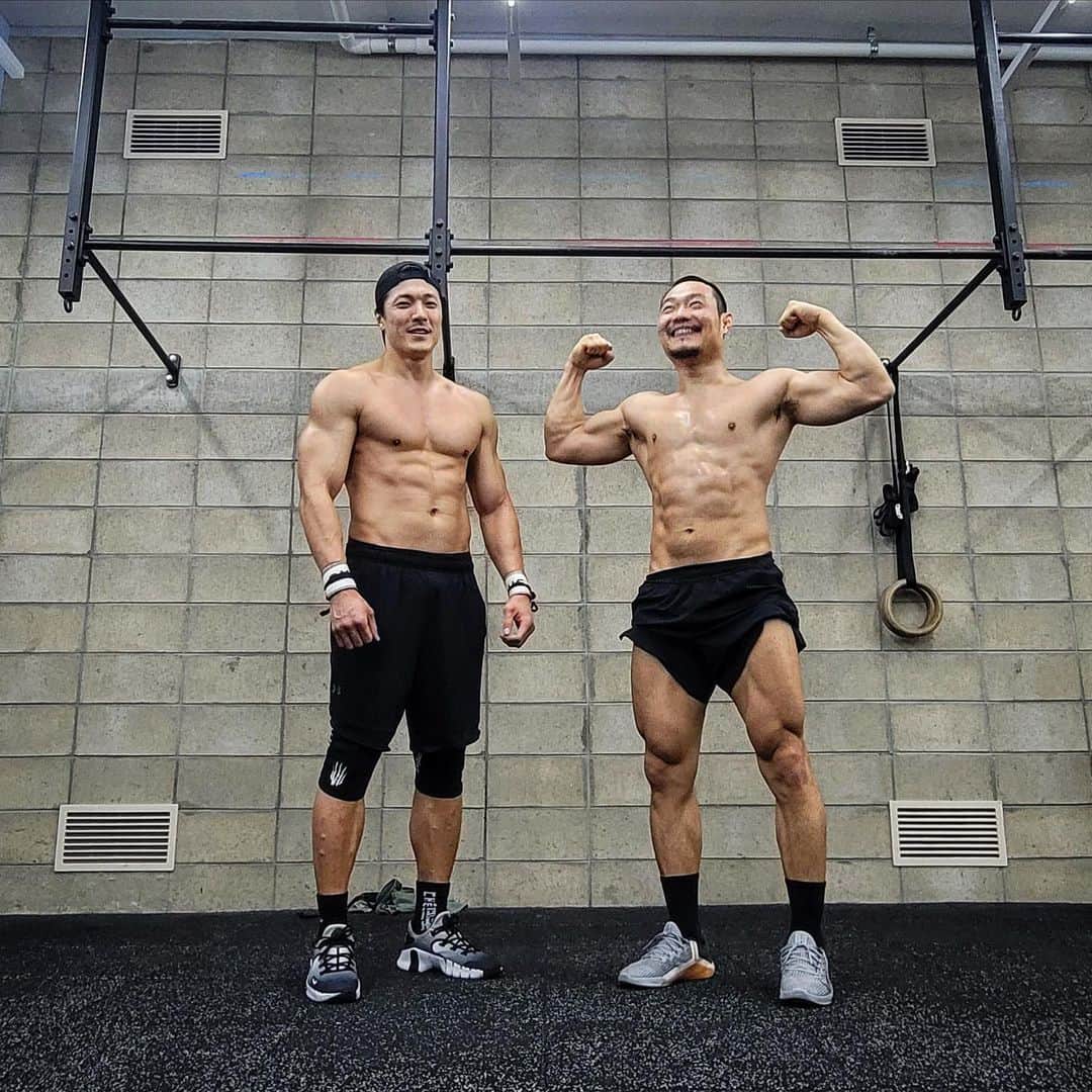 イ・ジェユンのインスタグラム：「강남에 나온김에 운동 투어. 올해들어 칭찬 제일 많이 들은날. 크로스핏 강남 언주 코치형이랑.  Day of workout in Gangnam. Progress of two months of Weight training.  #motivation #inspiration #crossfitgangnam #크로스핏강남언주 @cfgn_ej」