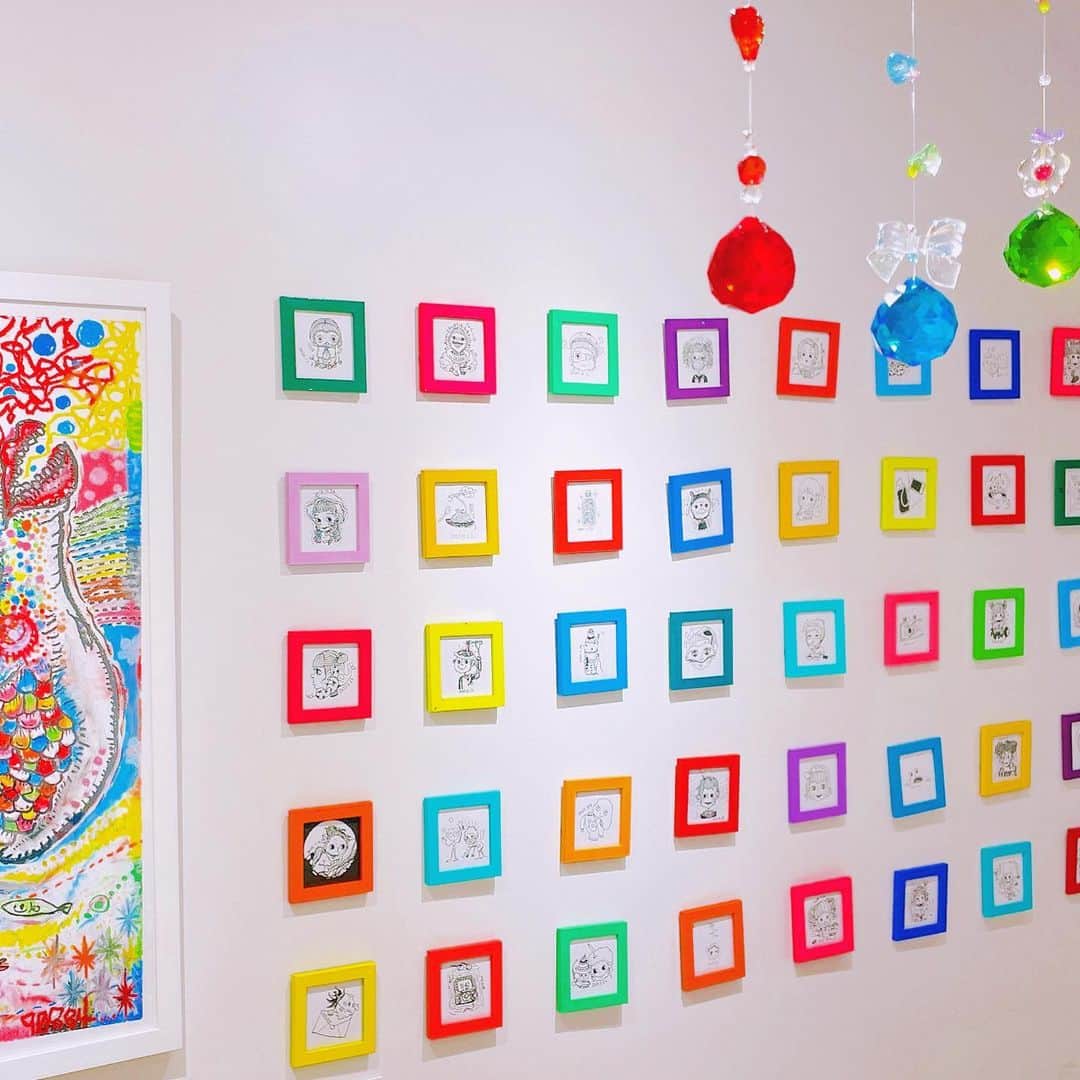 紅林大空のインスタグラム：「【原宿個展】#ガチャリ展 いよいよ明日から10年ぶりの個展が始まります☺️🌈 なんとか設営完了しました！！！ ⋆ 火曜日までの4日間たくさんの人に見てもらえますように！！！ 会場でお待ちしております✨  場所: @noctiluca_hrjk  時間:12:00-18:00」