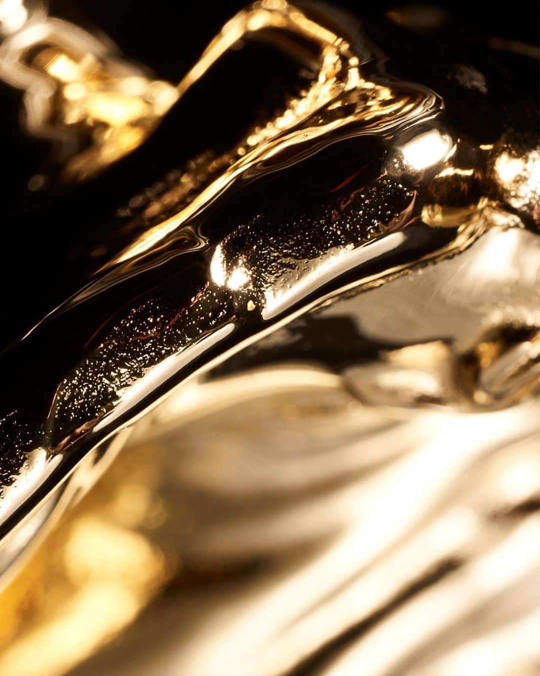 ロールス・ロイスさんのインスタグラム写真 - (ロールス・ロイスInstagram)「The 24-carat gold plated #SpiritofEcstasy is a majestic symbol of prestige.   A crowning jewel signifying those who inspire greatness, her radiant flight is honoured and revered by all.   Discover #Bespoke; link in bio.  #BespokeIsRollsRoyce」3月18日 0時01分 - rollsroycecars