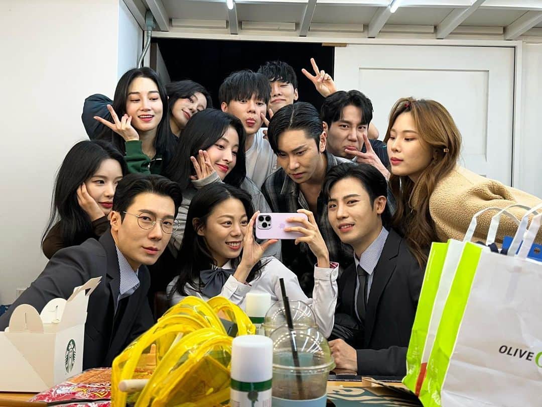 ユン・ジウォンのインスタグラム：「진짜나쁜소녀가 다시 시작됐습니다! 다들 많이 보러와주세요🙇🏻‍♀️🫶🏻」