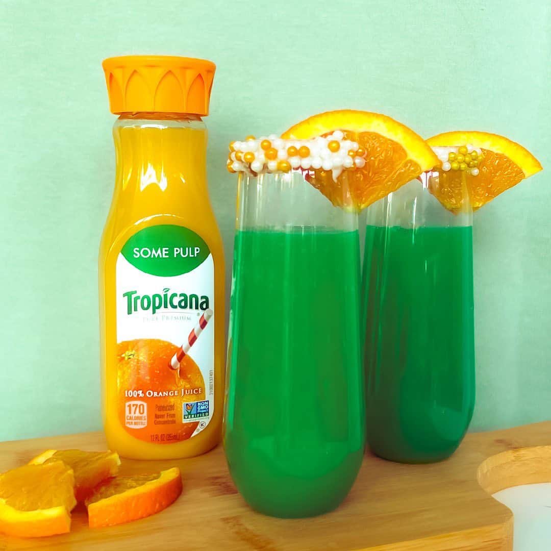 トロピカーナのインスタグラム：「Want to help your favorite brunch drink wear green for St. Patrick's Day? Just add blue Curaçao, and you've got yourself a green mimosa! Ages 21 and up, celebrate responsibly.」