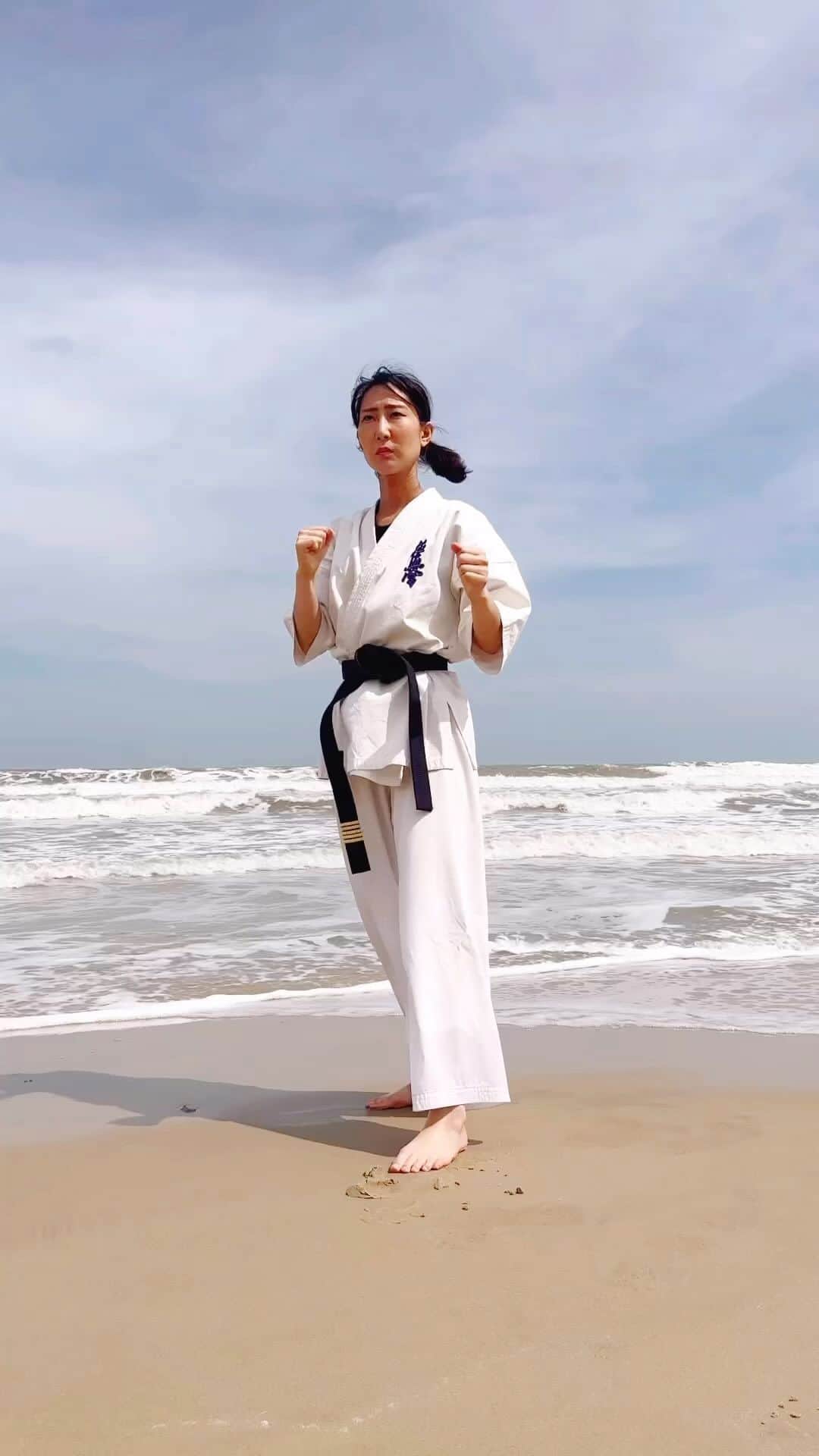 浜井美香のインスタグラム：「‪#kyokushin‬ ‪#karate‬ ‪#martialarts‬ ‪#kick‬‬ ‪#training ‬ ‪#stretch #streching #fitness ‬ ‪#Киокушин‬ ‪#каратэ‬ ‪#空手‬ ‫#تمرين‬」