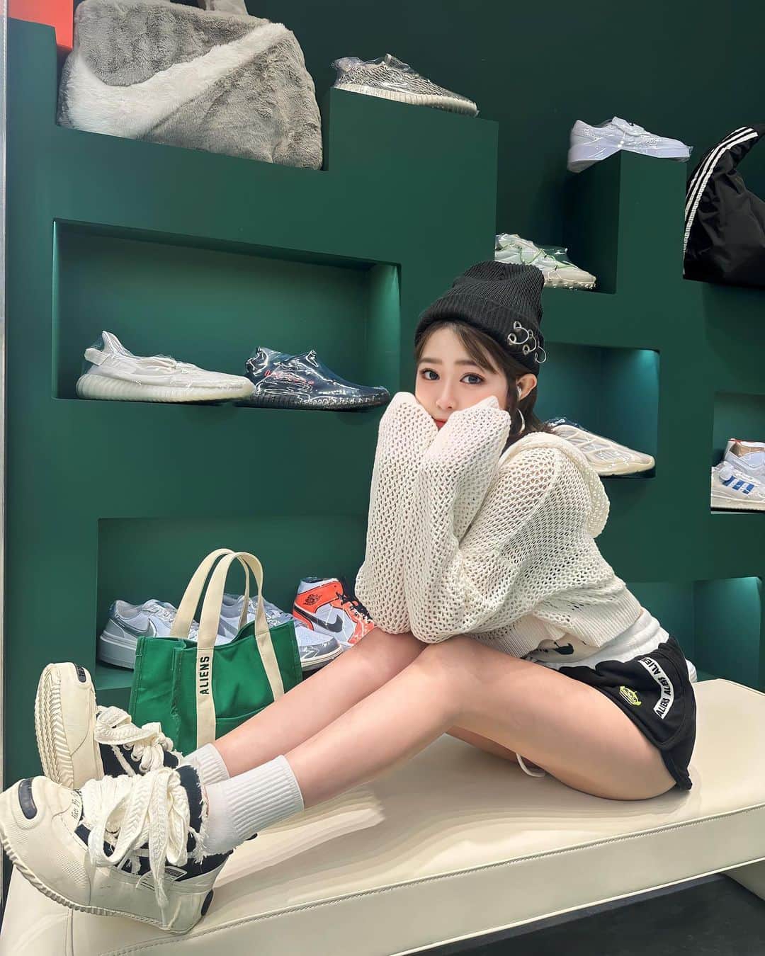 徐薇涵（Wei Han Xu）のインスタグラム：「跟著三眼怪一起運動吧👀 超適合現在的天氣 上衣的三眼怪是別針可以拆喲 ♡ 👚整套 @caco_tw  👟 @sannn_q  - #caco三眼怪系列  #皮克斯 #三眼怪 #阿三粉 #aliens #pixer #disney」