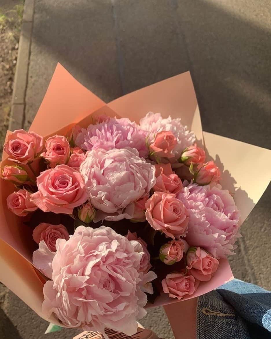 ALEXAのインスタグラム：「I CAN buy myself flowers but it’s much nicer when they are gifted… or “borrowed” from work after a photoshoot 😙✨」