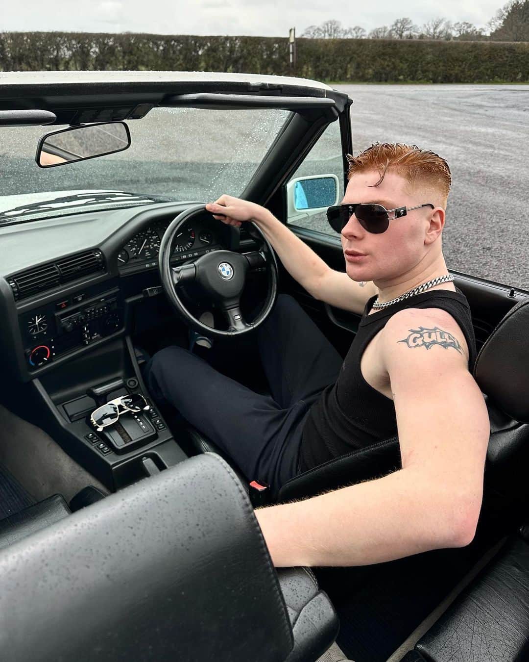 レオ・マンデラのインスタグラム：「still no license… this year i promise 💨   @sunglasshut #versaceeyewear #sunglasshutstyle」