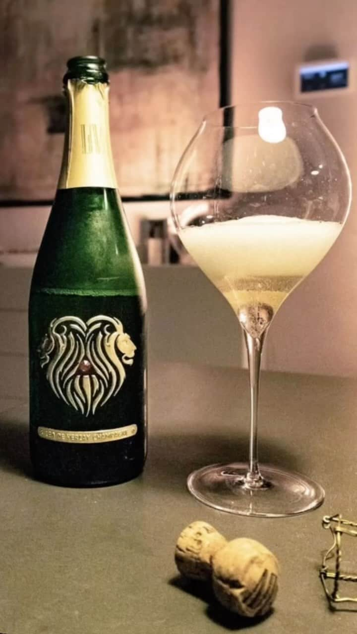 スコット・ディジックのインスタグラム：「Celebrate St. Patrick’s Day in style with Leo De Verzay Champagne! 🍾🍀 For a limited time, use code “LUCKY” to enjoy 17% off your purchase of our luxurious champagne. Raise a glass and cheers to the luck of the Irish with our crisp and refreshing bubbles. Don’t miss out on this exclusive offer - order now and make your St. Patrick’s Day celebration one to remember! 🥂 #LeoDeVerzay #Champagne #StPatricksDay #luckoftheirish」