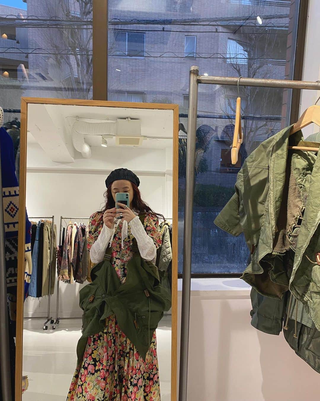 Nana Ninomiyaのインスタグラム：「フードのリメイクシリーズ🪐どっちもかわいーかったけどジャケットにした(着てないほう) まいこさん、ありがとう🤎 @1977circa @maikowatanabe」
