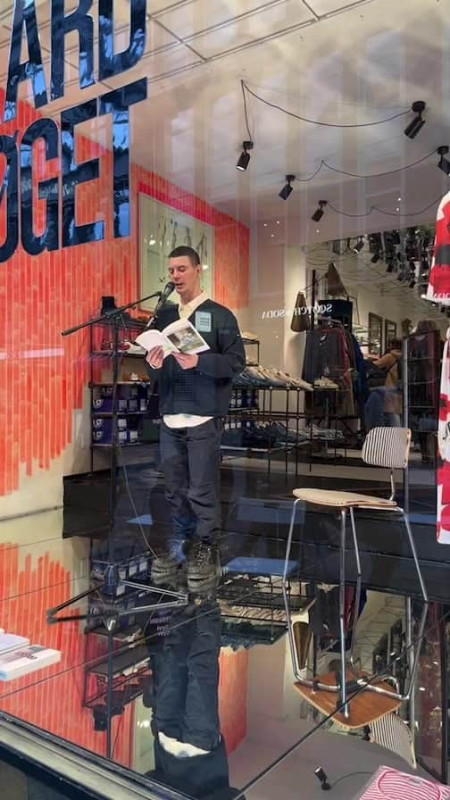 マッツノーガードのインスタグラム：「@caspareric 2nd reading of “Nye Balancer” (New Balances) in the window of @norgaardpaastroget .」