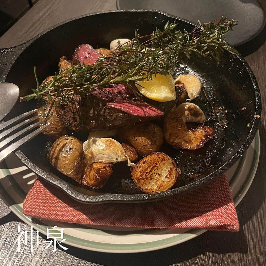 あろえグルメのインスタグラム：「🌱アロッサ 📍渋谷、神泉の間くらい  オーストラリア料理のレストランで、カンガルーのお肉を初めてたべた🥹おいしかったけどびっくりした！！その周りにある、ジャガイモとニンニクもおいしすぎてそっちもばくばく食べてしまった🤣🤣🤣 牡蠣もあって、オーストラリア産の牡蠣めっちゃ美味しかった🤍❤️ 店内賑わってていい雰囲気だった！  #東京グルメ#東京ディナー#東京観光#東京カフェ#instagood#fff#lfl#インスタ映え #東京カフェ巡り#グルメスタグラム#食べログ #グルメ好きな人と繋がりたい#フォロー返し#東京カフェランチ#オセアニア料理#オーストラリア料理#渋谷グルメ#渋谷ディナー#渋谷カフェ#渋谷レストラン#神泉#神泉グルメ#神泉ディナー#ワイン好きな人と繋がりたい#おいしいもの好きな人と繋がりたい#食べログ3点5以上 #グルメ記録」