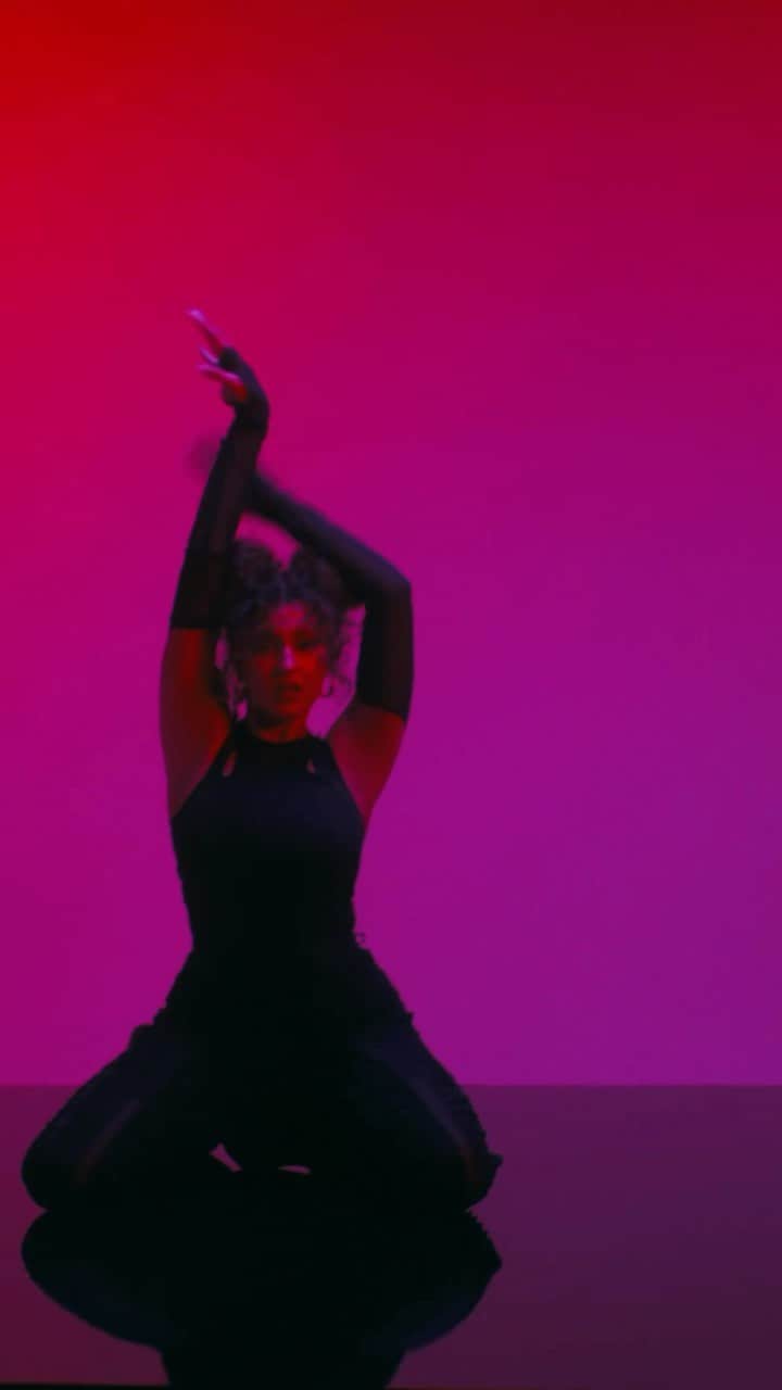 トーライ・ケリーのインスタグラム：「choose ur fighter🤺  video out now !!」