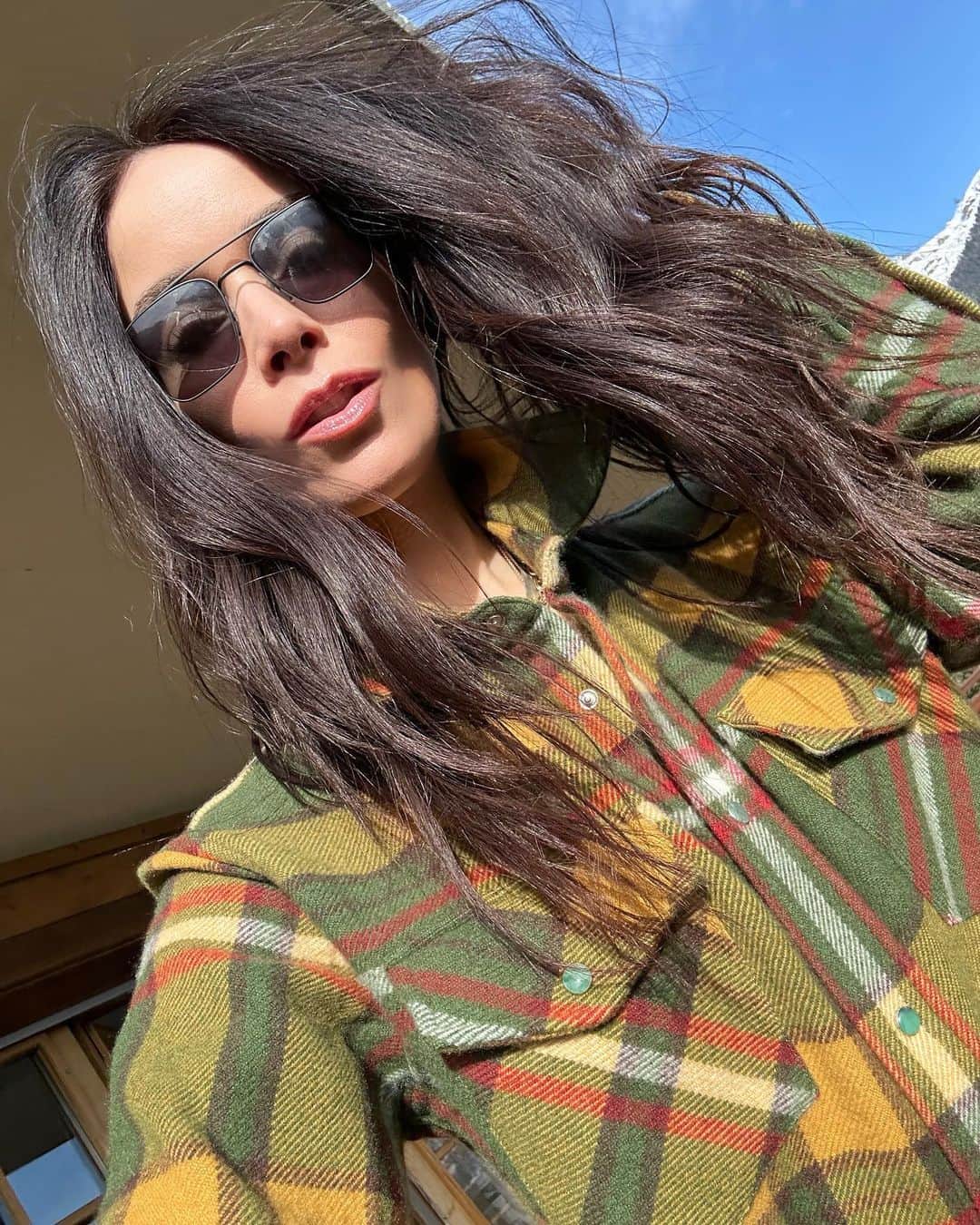 のインスタグラム：「G.O.A.T hug in my @godstruecashmere plaid. The detail of the emarald green, gemstone snaps along the chakra points takes it to another level for me. Intentional wear for self care ;)  🐐🐐🍀.」