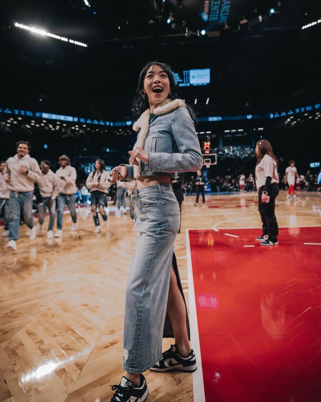 リナ・サワヤマさんのインスタグラム写真 - (リナ・サワヤマInstagram)「had the BEST time at @brooklynnets !!!!! sitting court side ???????????? shooting t shirts into the audience ??? eating PASTA ????????????  (wearing @coach 💙)」3月18日 1時23分 - rinasonline