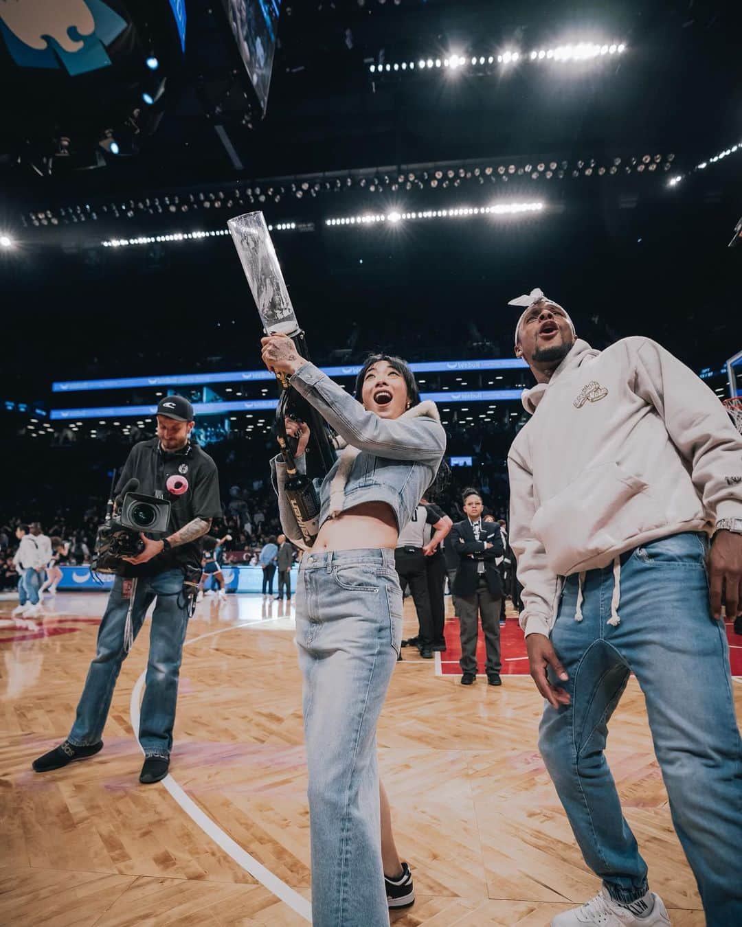 リナ・サワヤマさんのインスタグラム写真 - (リナ・サワヤマInstagram)「had the BEST time at @brooklynnets !!!!! sitting court side ???????????? shooting t shirts into the audience ??? eating PASTA ????????????  (wearing @coach 💙)」3月18日 1時23分 - rinasonline