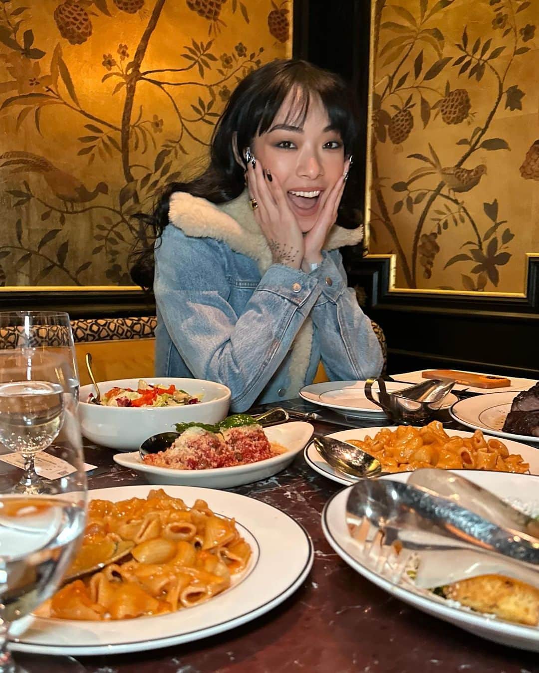 リナ・サワヤマさんのインスタグラム写真 - (リナ・サワヤマInstagram)「had the BEST time at @brooklynnets !!!!! sitting court side ???????????? shooting t shirts into the audience ??? eating PASTA ????????????  (wearing @coach 💙)」3月18日 1時23分 - rinasonline