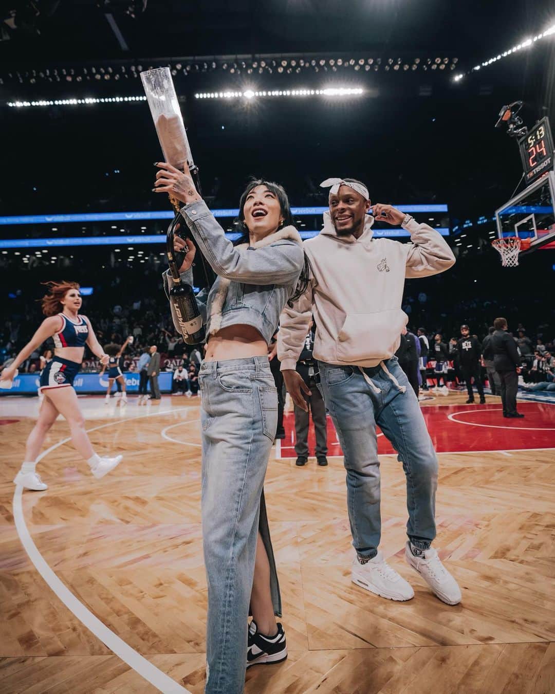 リナ・サワヤマのインスタグラム：「had the BEST time at @brooklynnets !!!!! sitting court side ???????????? shooting t shirts into the audience ??? eating PASTA ????????????  (wearing @coach 💙)」