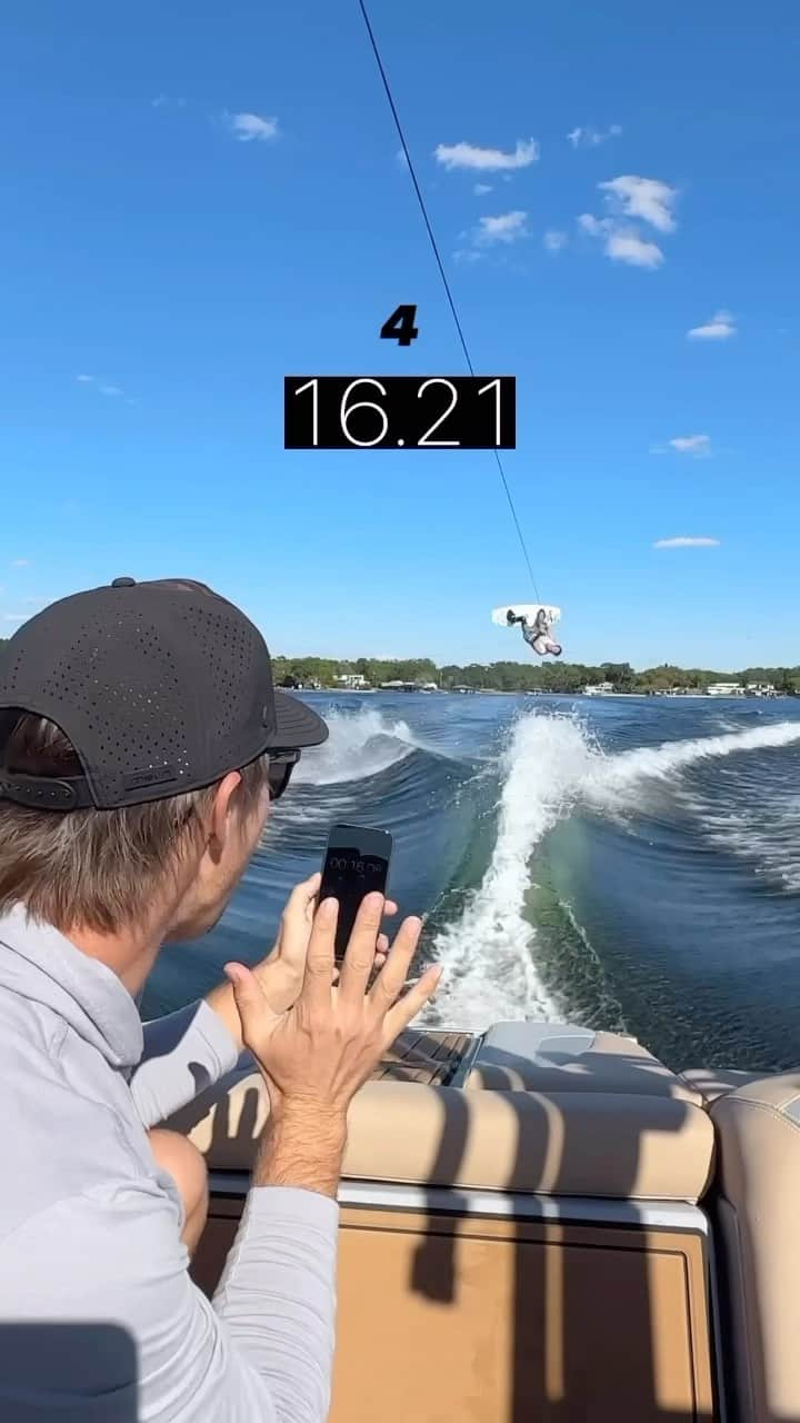 手塚翔太のインスタグラム：「Over/Under #challenge! Harder than it sounds 😂  . . #wakeboarding #boating #lakelife #explore」